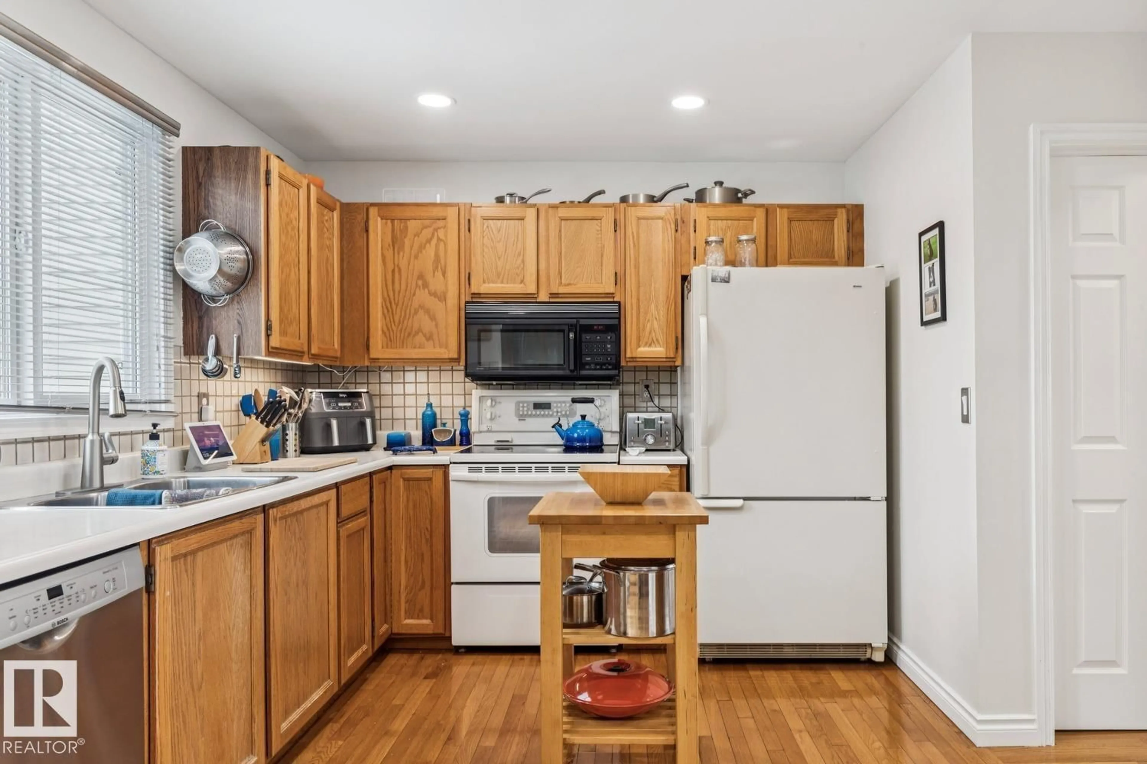 Standard kitchen, wood/laminate floor for 841 VILLAGE DR, Sherwood Park Alberta T8A4H9