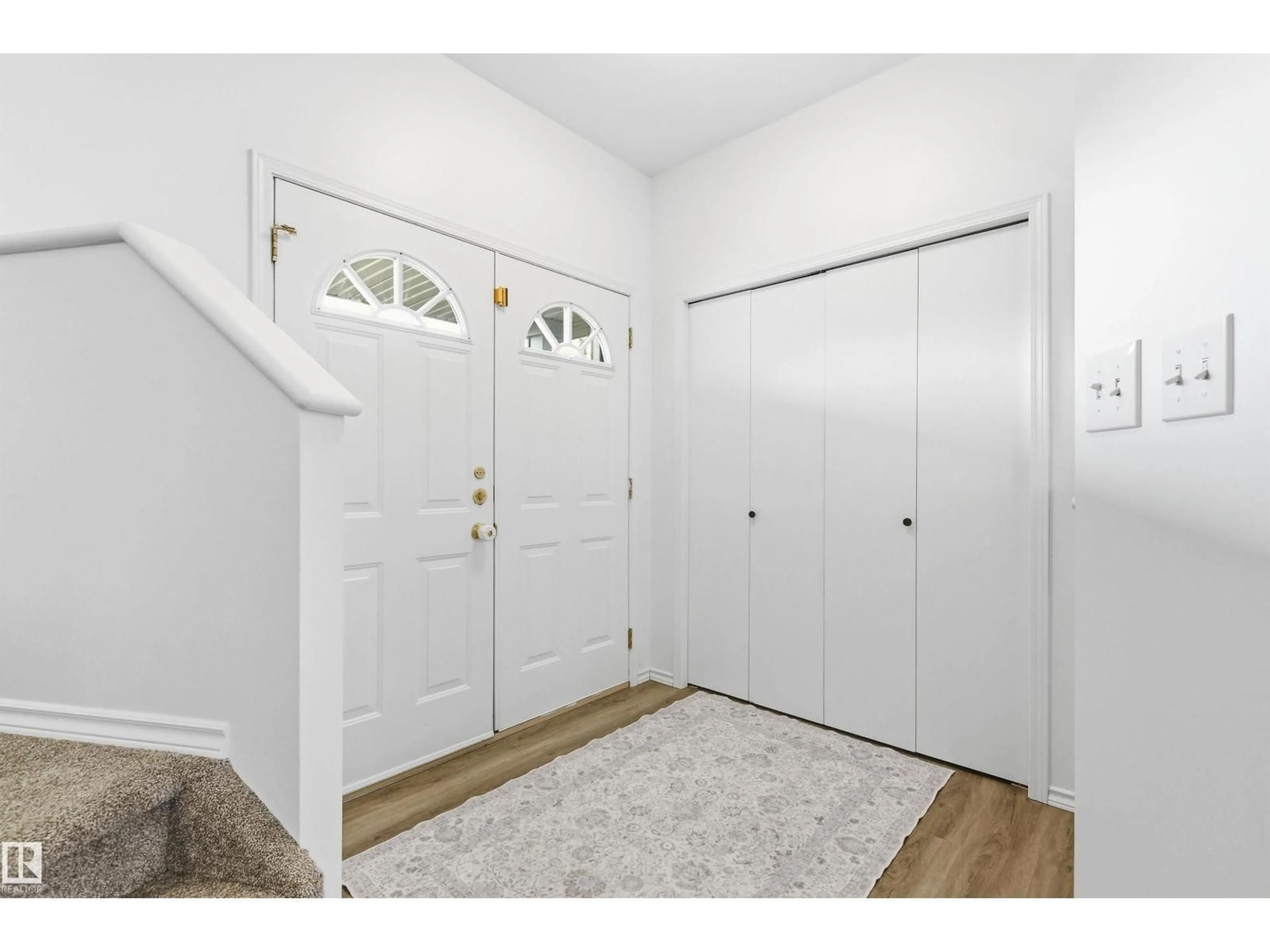 Indoor entryway for 582 GLENWRIGHT CR, Edmonton Alberta T5T6K8