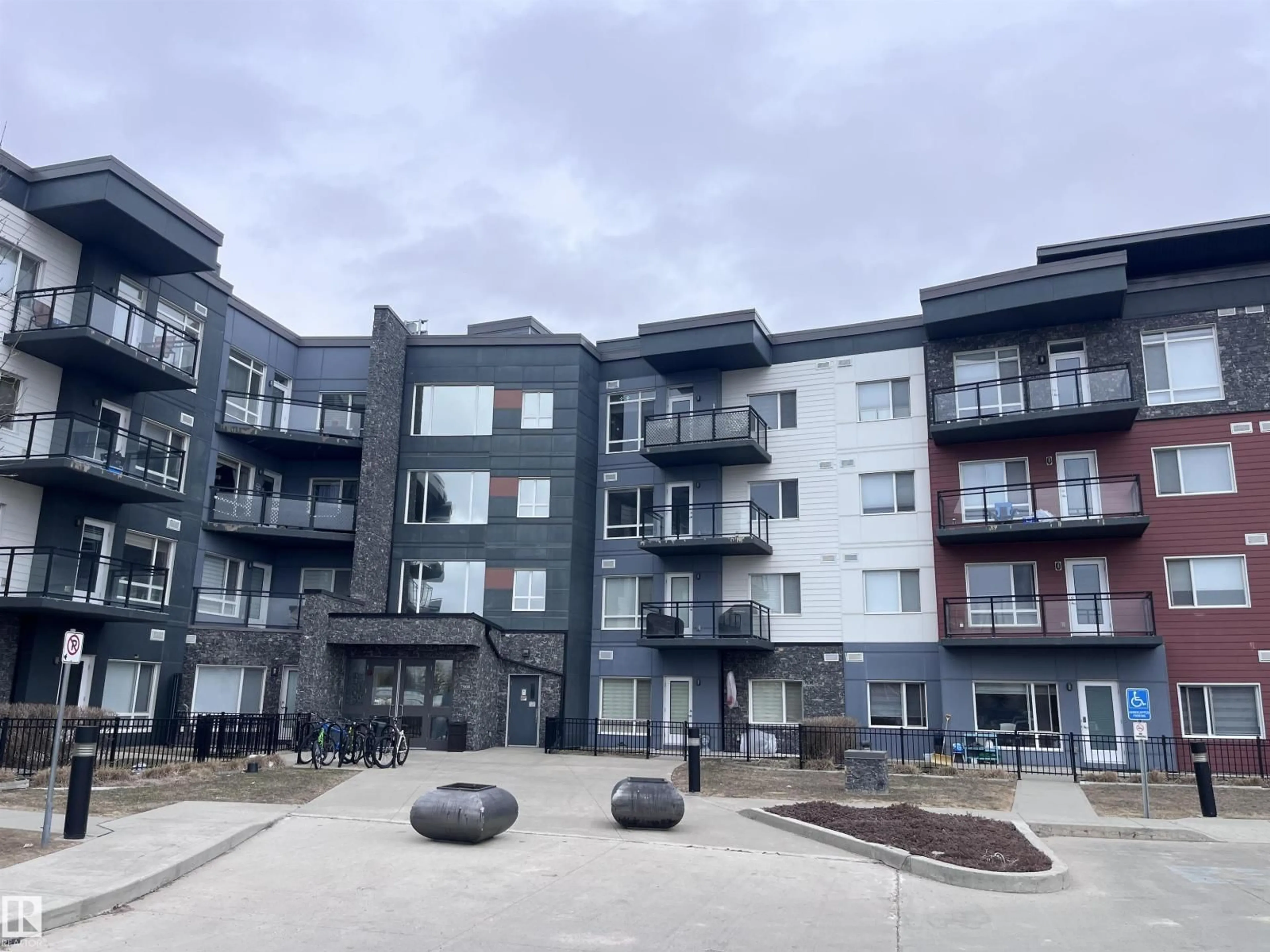 A pic from outside/outdoor area/front of a property/back of a property/a pic from drone, unknown for 7508 GETTY GATE, Edmonton Alberta T5T7E6