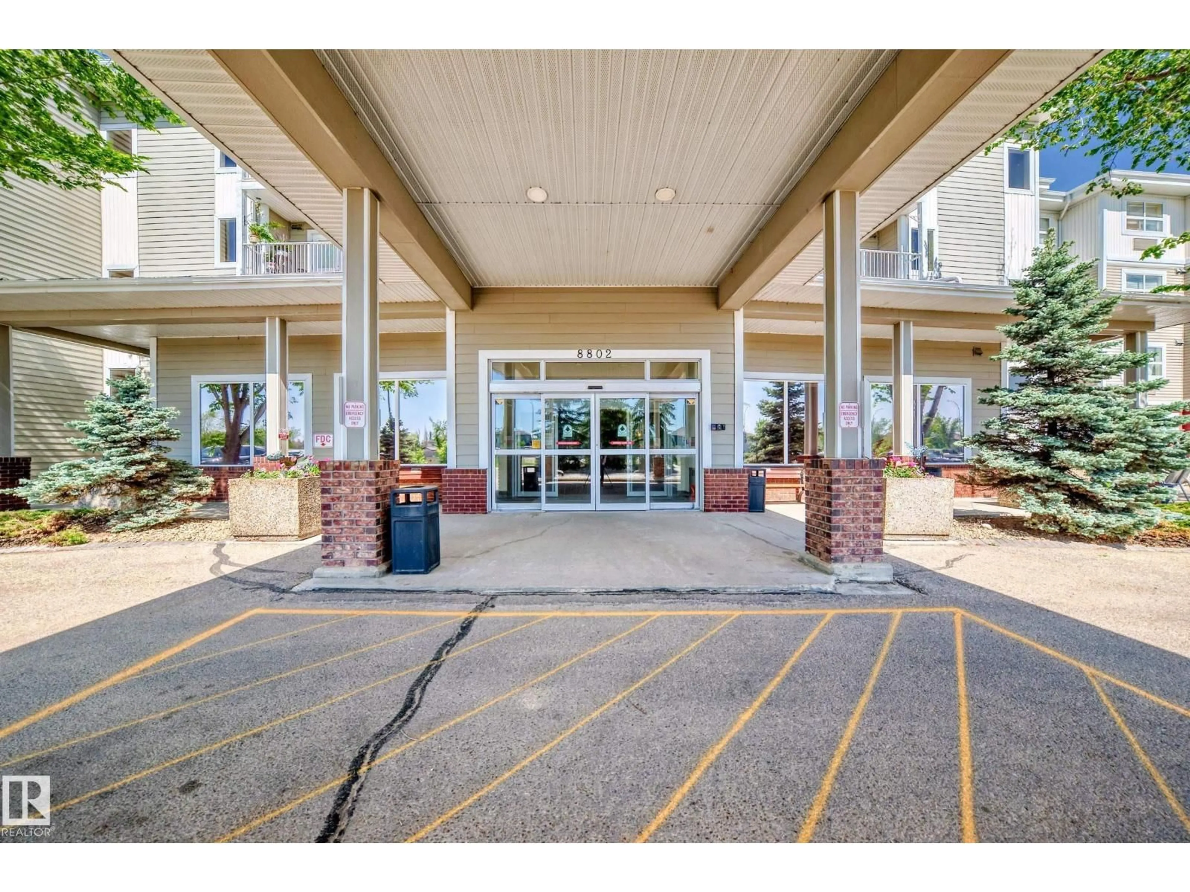 Indoor foyer for 8802 SOUTHFORT, Fort Saskatchewan Alberta T8L4R6