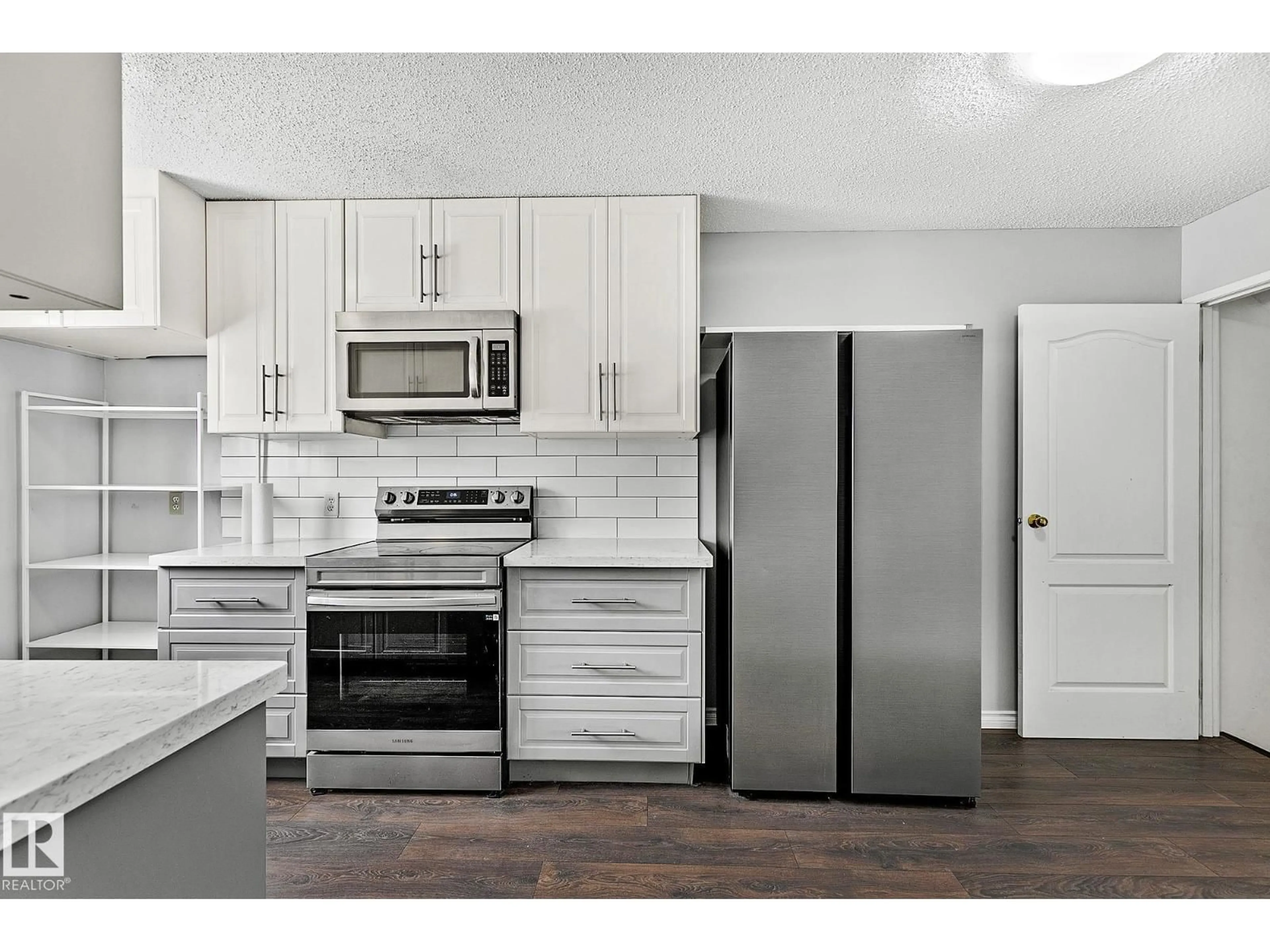 Standard kitchen, unknown for 11365 22 AV, Edmonton Alberta T6J4V8