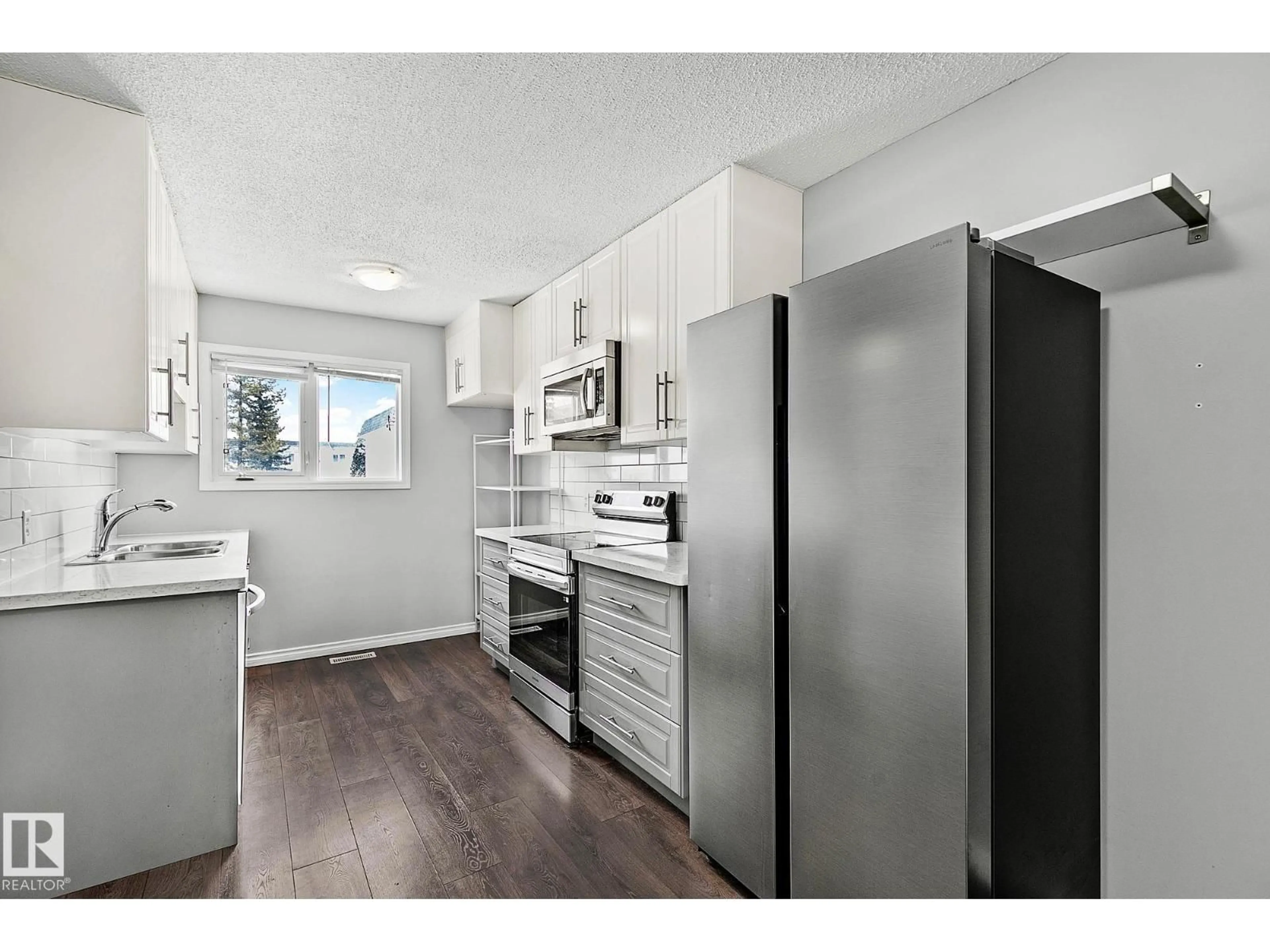 Standard kitchen, unknown for 11365 22 AV, Edmonton Alberta T6J4V8