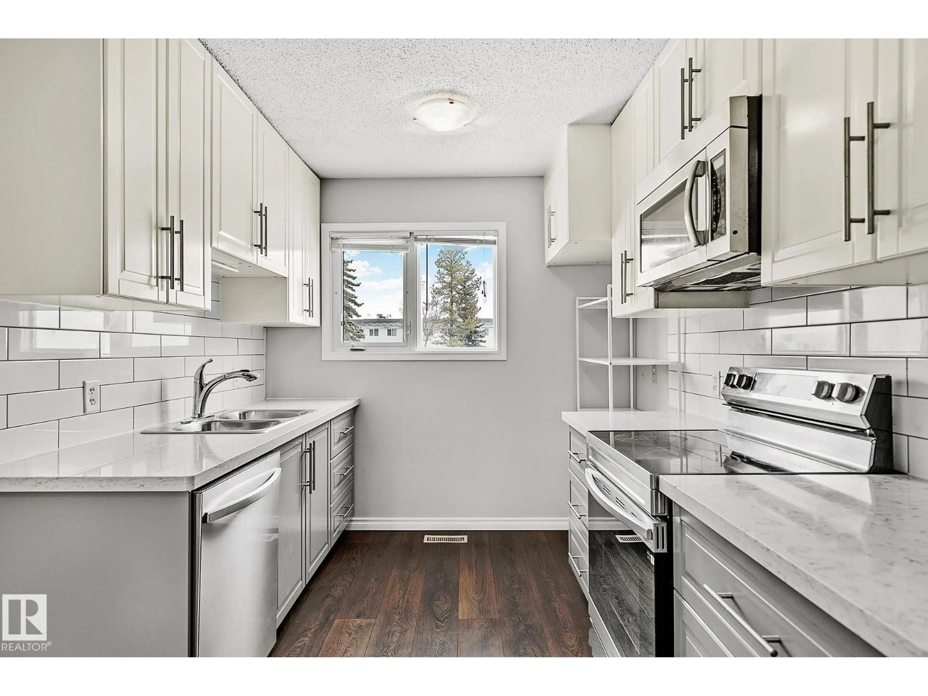 Standard kitchen, unknown for 11365 22 AV, Edmonton Alberta T6J4V8