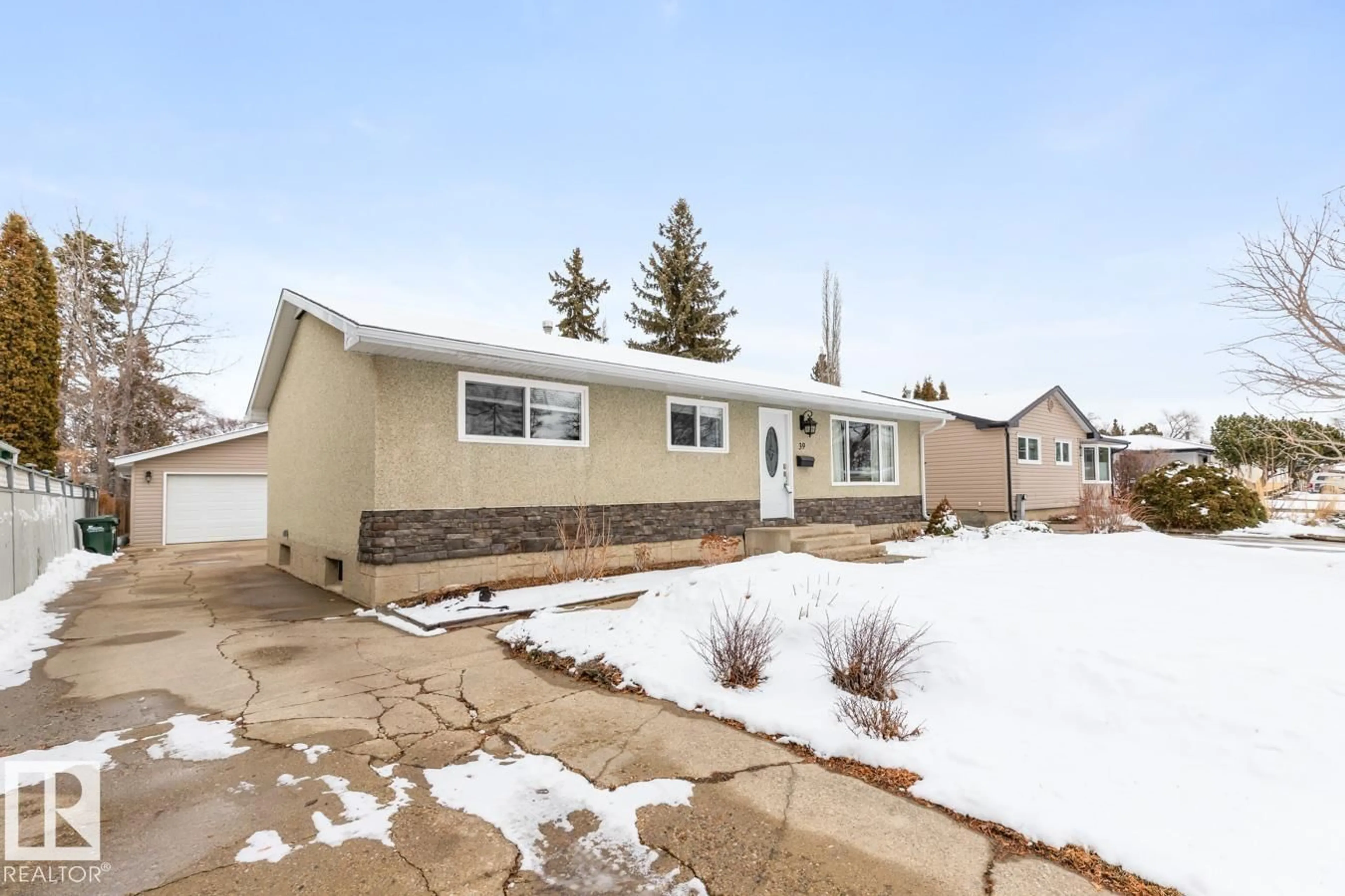 Home with vinyl exterior material, street for 39 CRANE RD, Sherwood Park Alberta T8A0J1