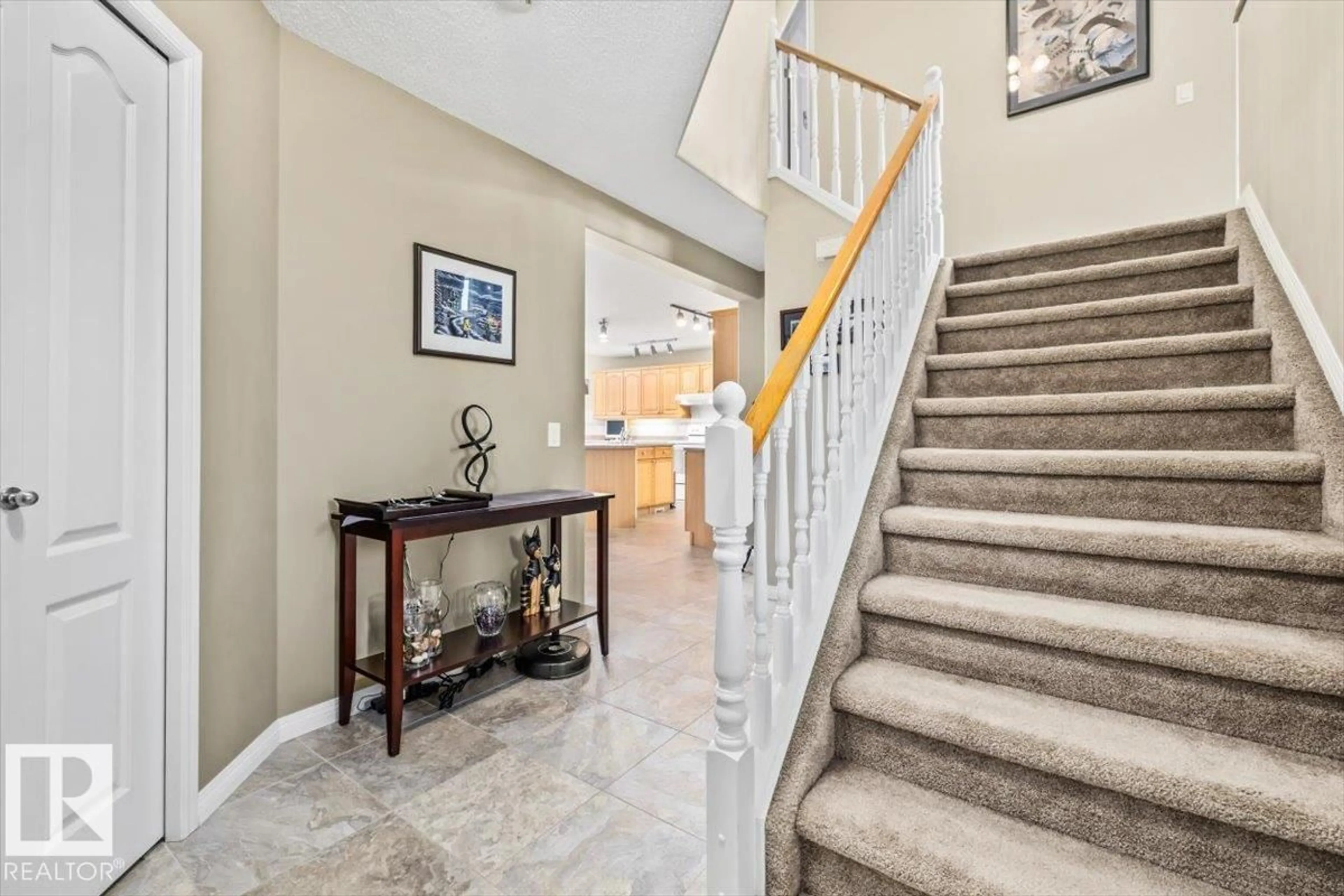 Indoor foyer for 520 WISEMAN LN, Edmonton Alberta T6T1N6