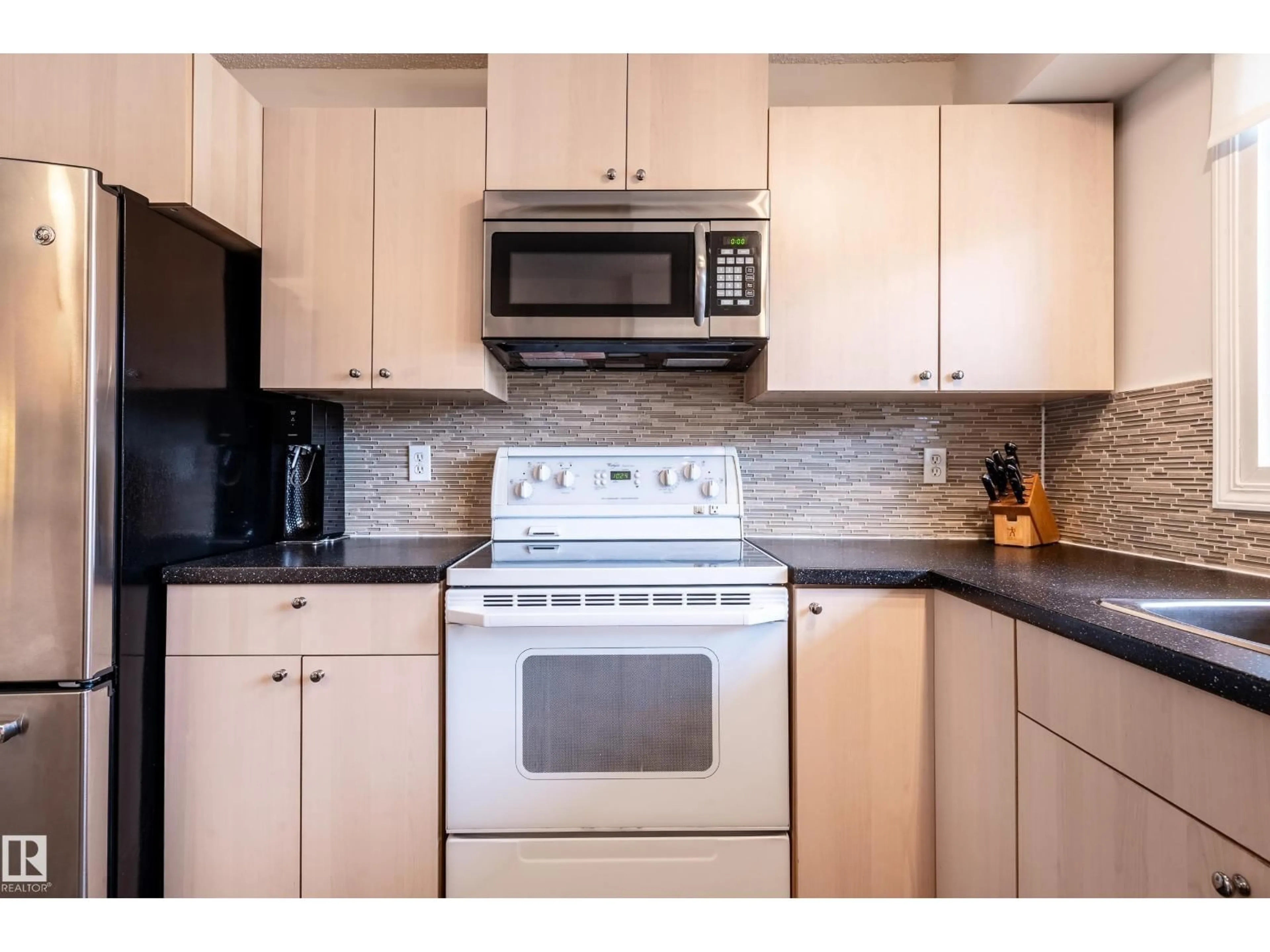 Standard kitchen, unknown for 71 FOREST GV, St. Albert Alberta T8N2Y1