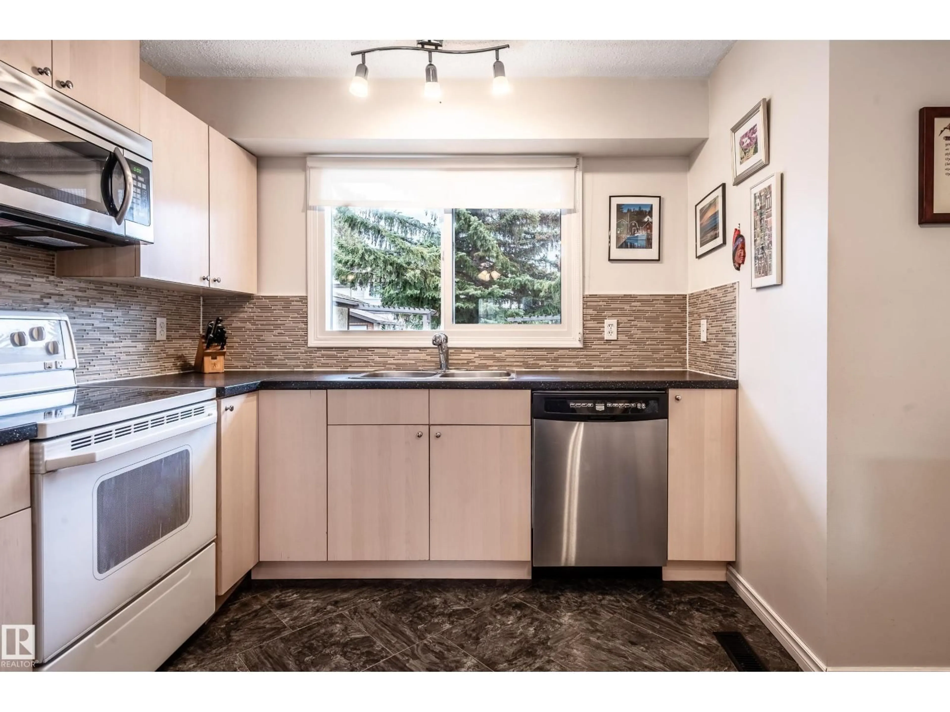 Standard kitchen, unknown for 71 FOREST GV, St. Albert Alberta T8N2Y1