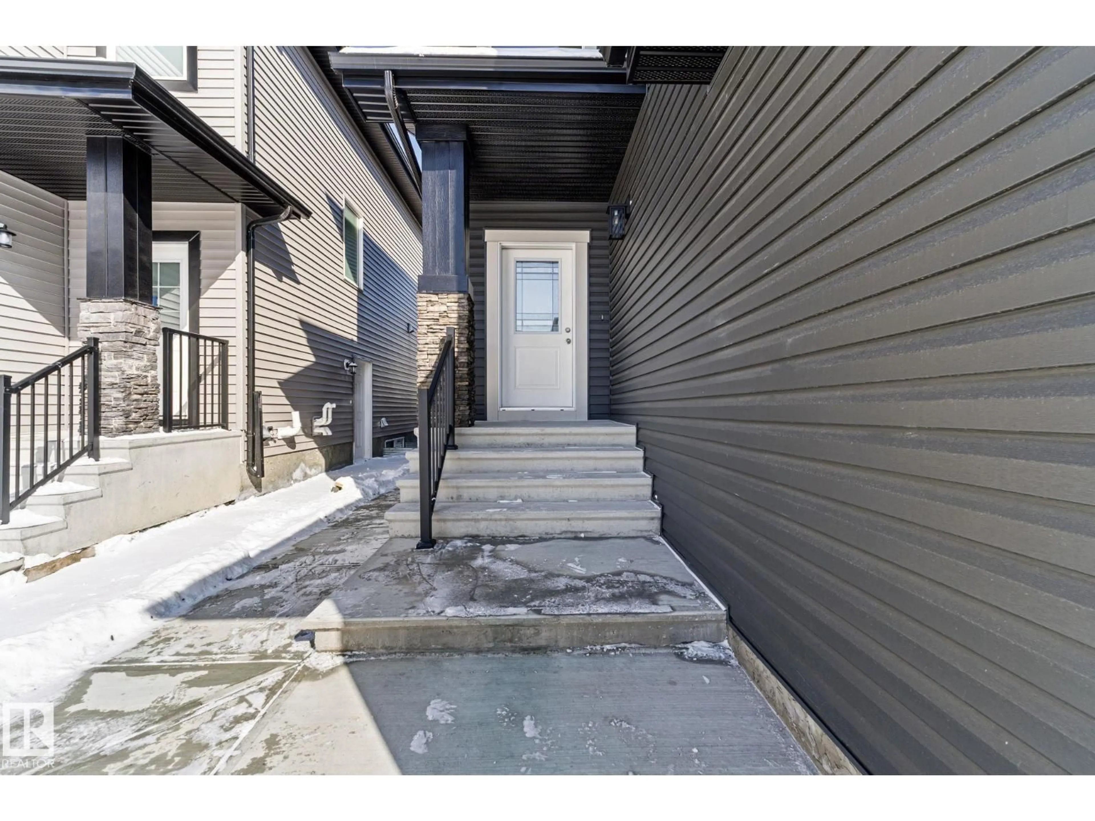 Indoor entryway for 5736 176 AV, Edmonton Alberta T5Y0Y2