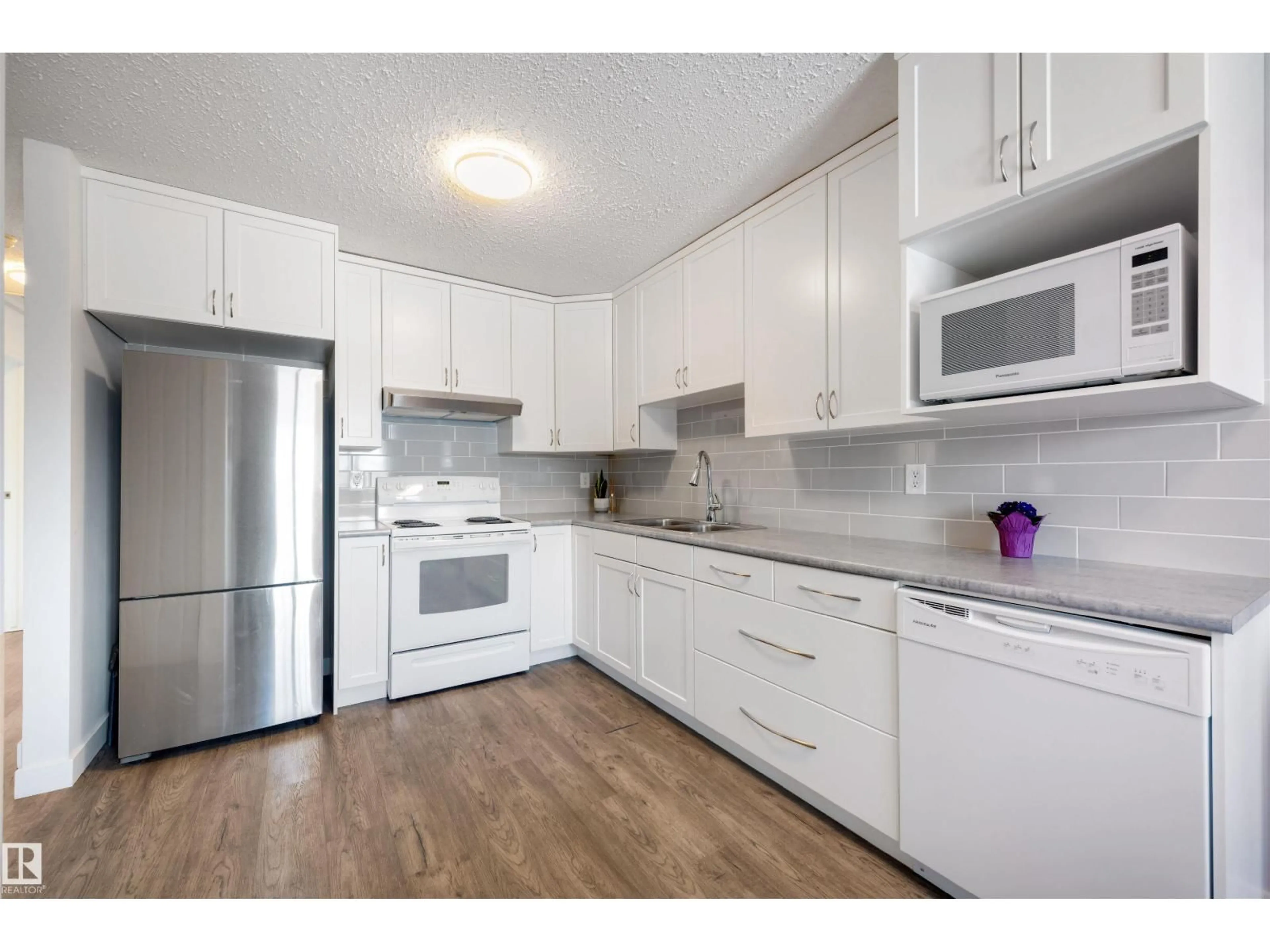 Standard kitchen, wood/laminate floor for 107 WARWICK RD, Edmonton Alberta T5Z4P7