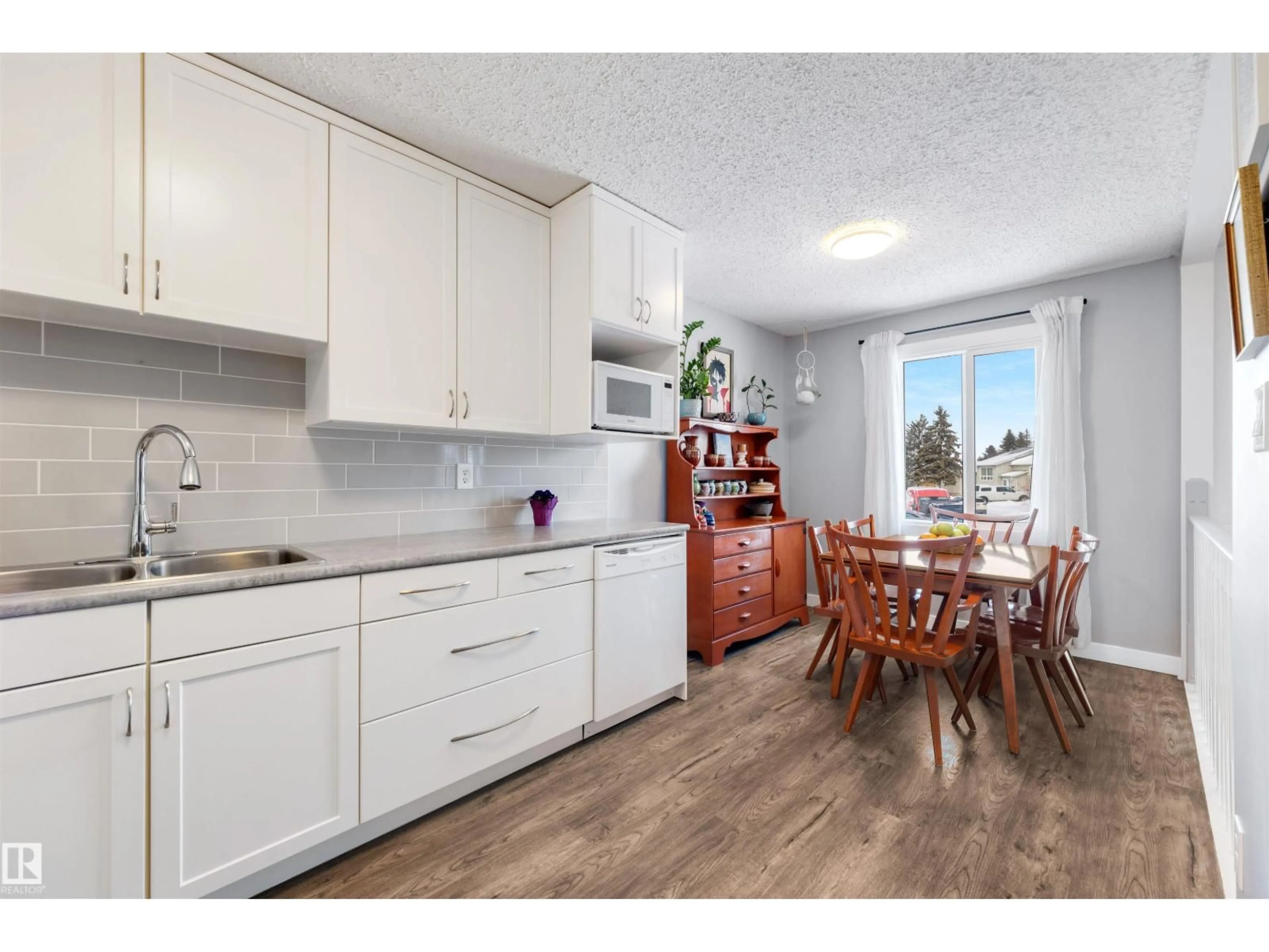 Standard kitchen, wood/laminate floor for 107 WARWICK RD, Edmonton Alberta T5Z4P7