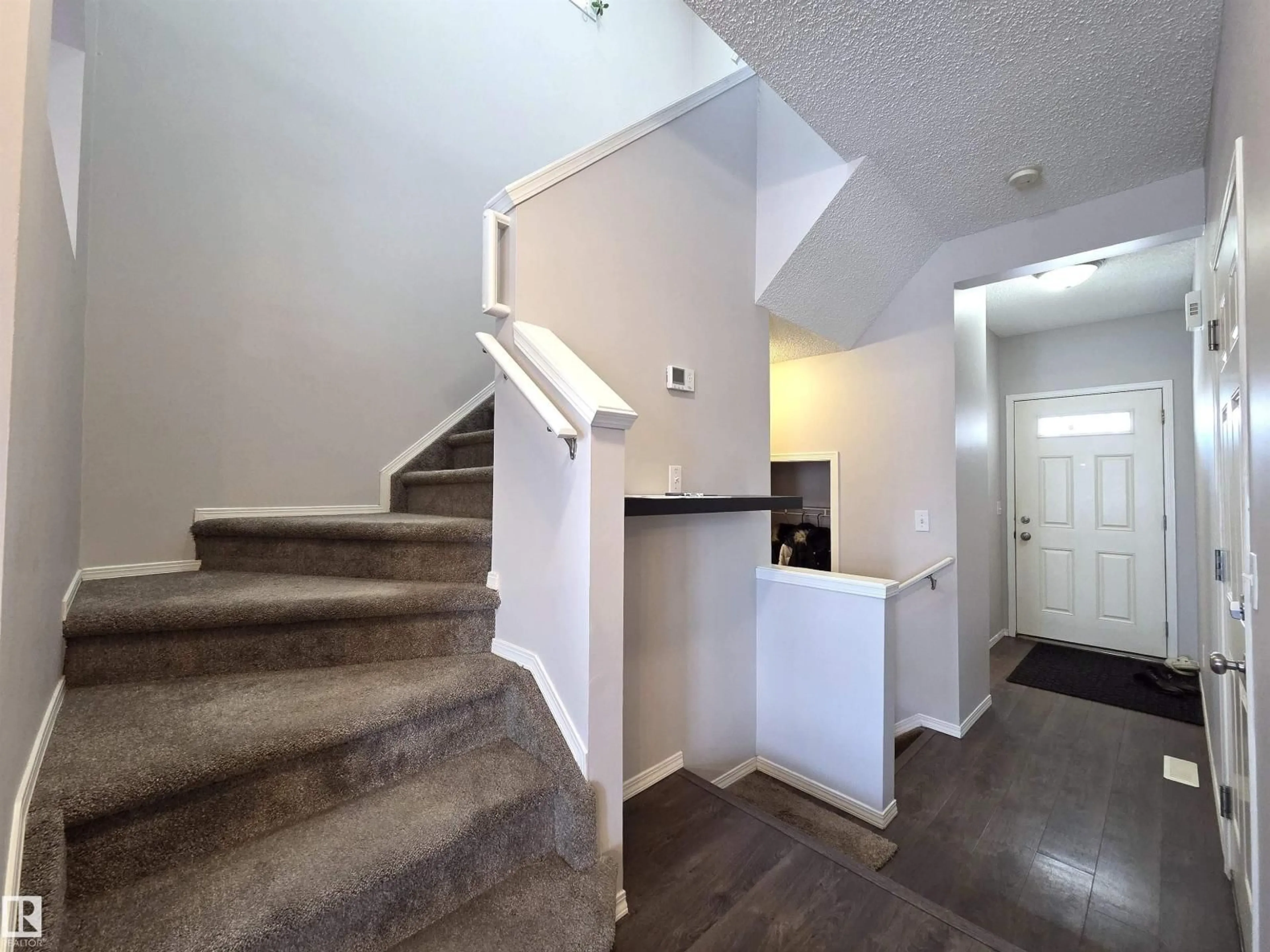 Stairs for NW - 5424 204 ST, Edmonton Alberta T6M2Z1