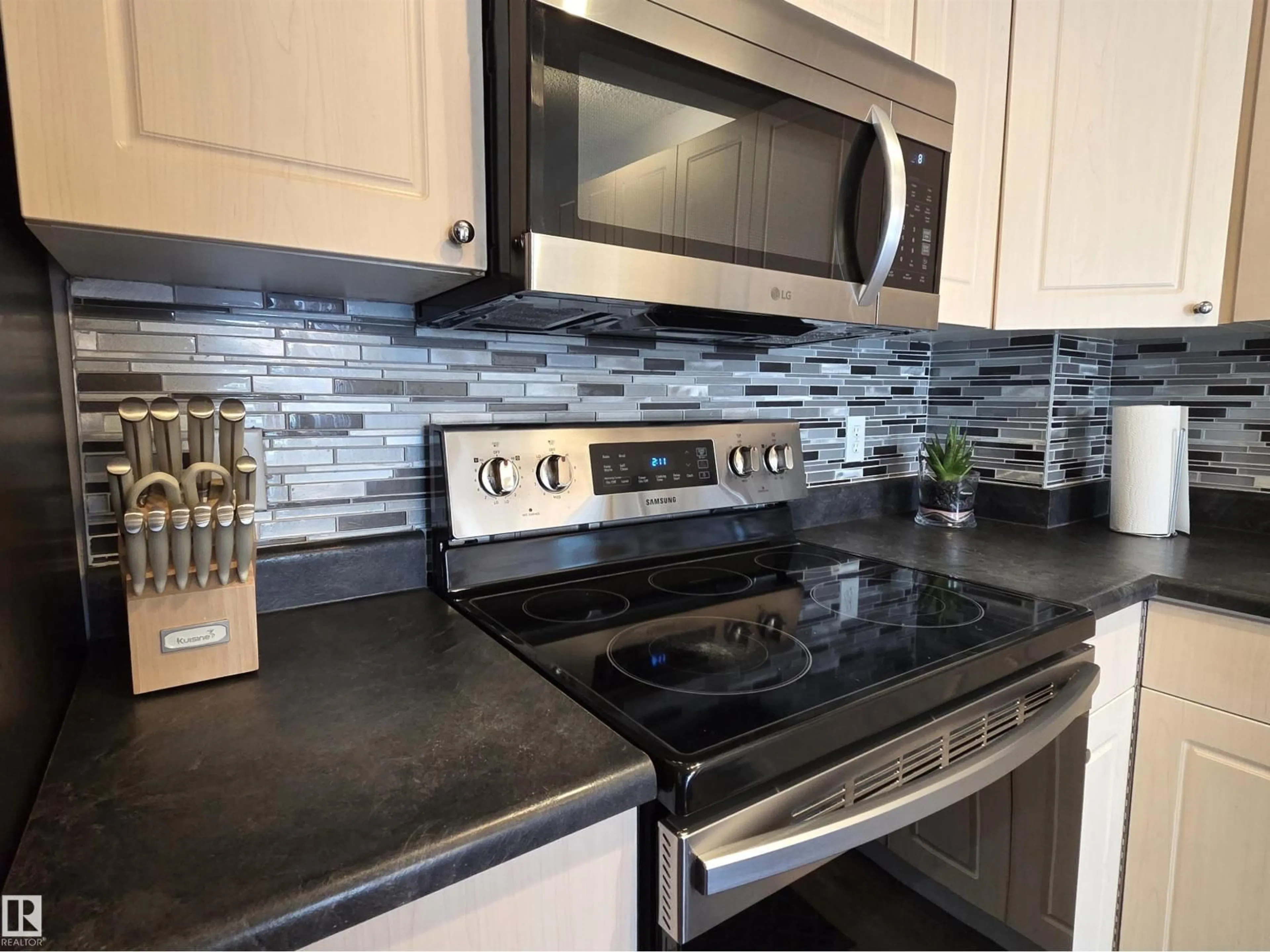 Standard kitchen, ceramic/tile floor for NW - 5424 204 ST, Edmonton Alberta T6M2Z1