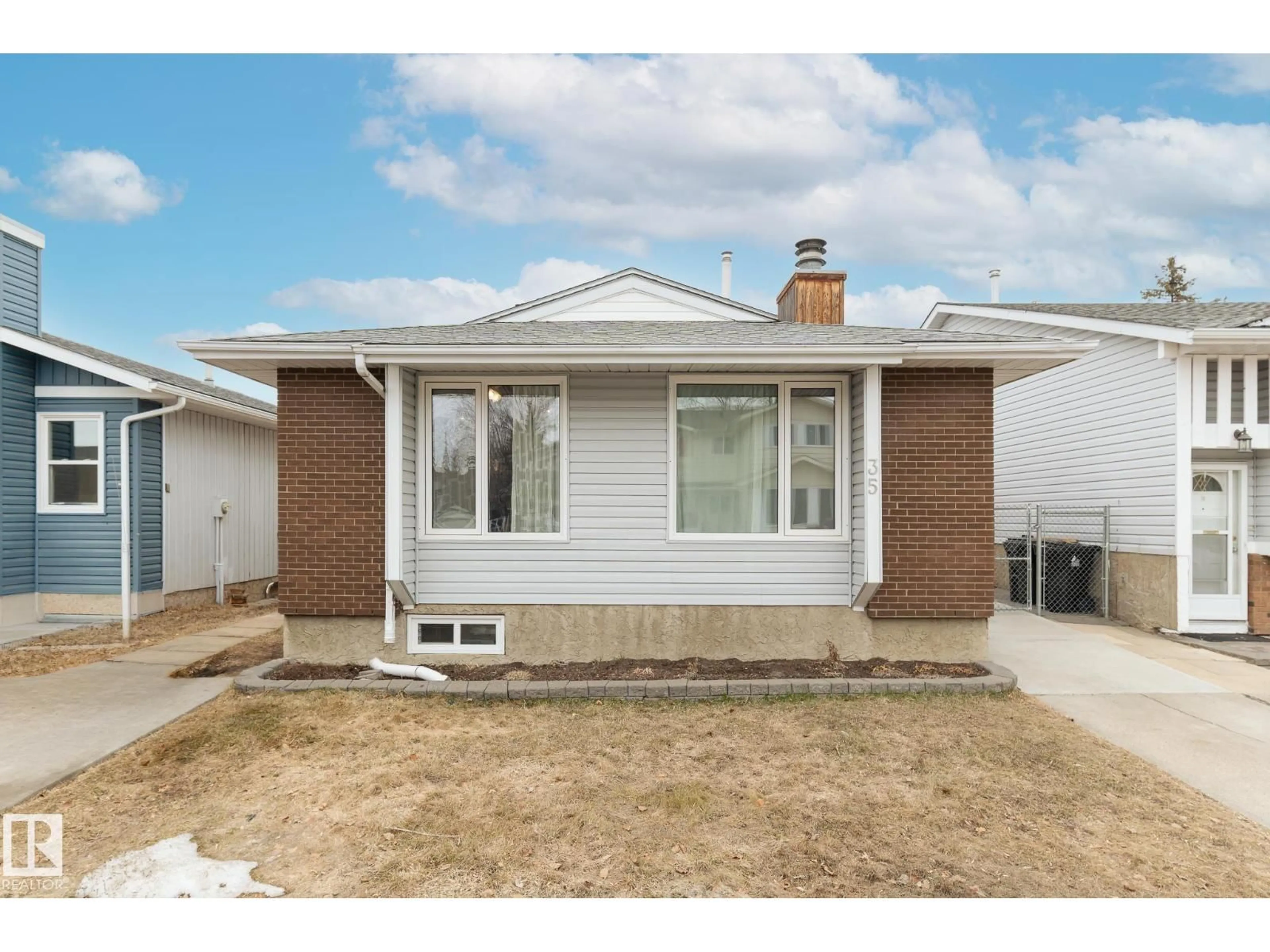 Home with vinyl exterior material, street for 35 WELLINGTON CR, Spruce Grove Alberta T7X1K4