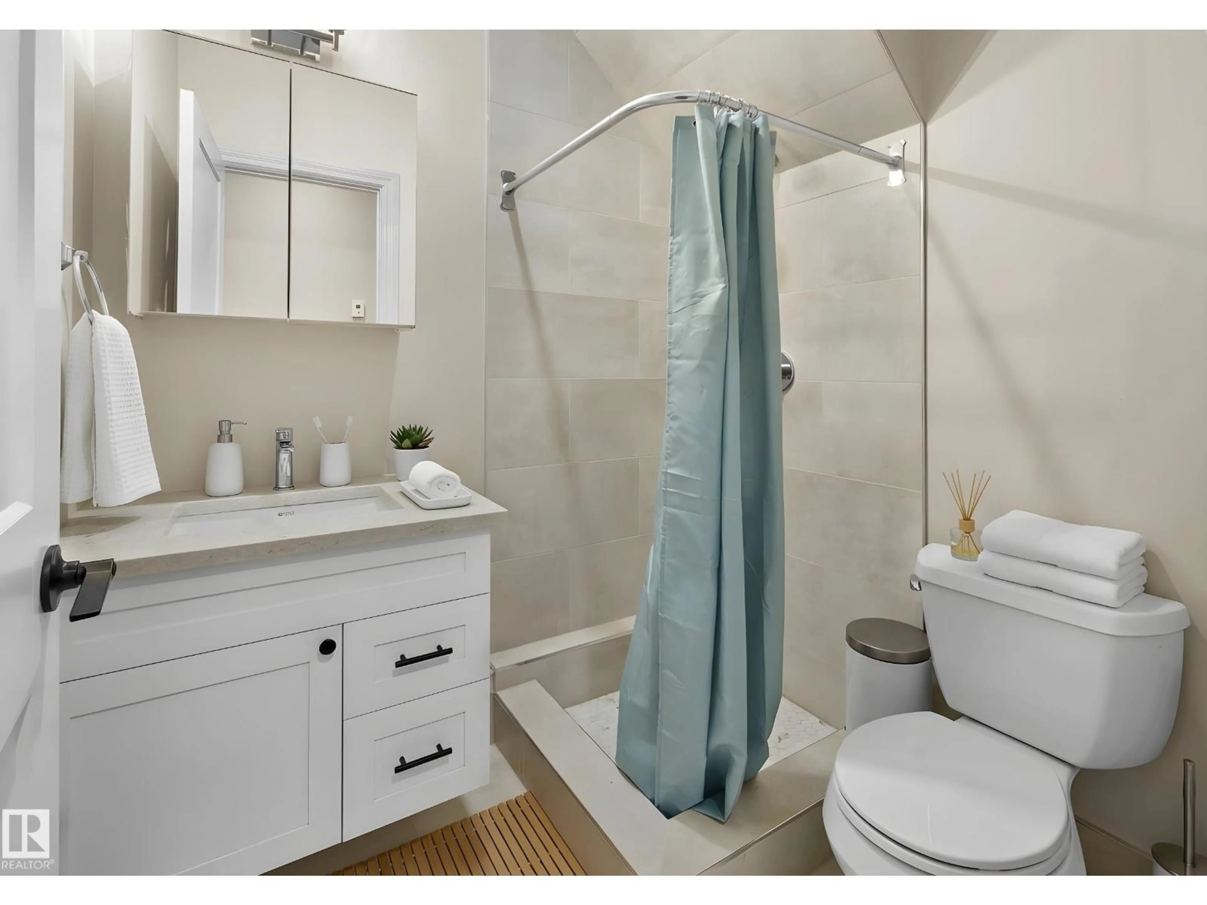 Standard bathroom, ceramic/tile floor for 11212 75 AV, Edmonton Alberta T6G0H3
