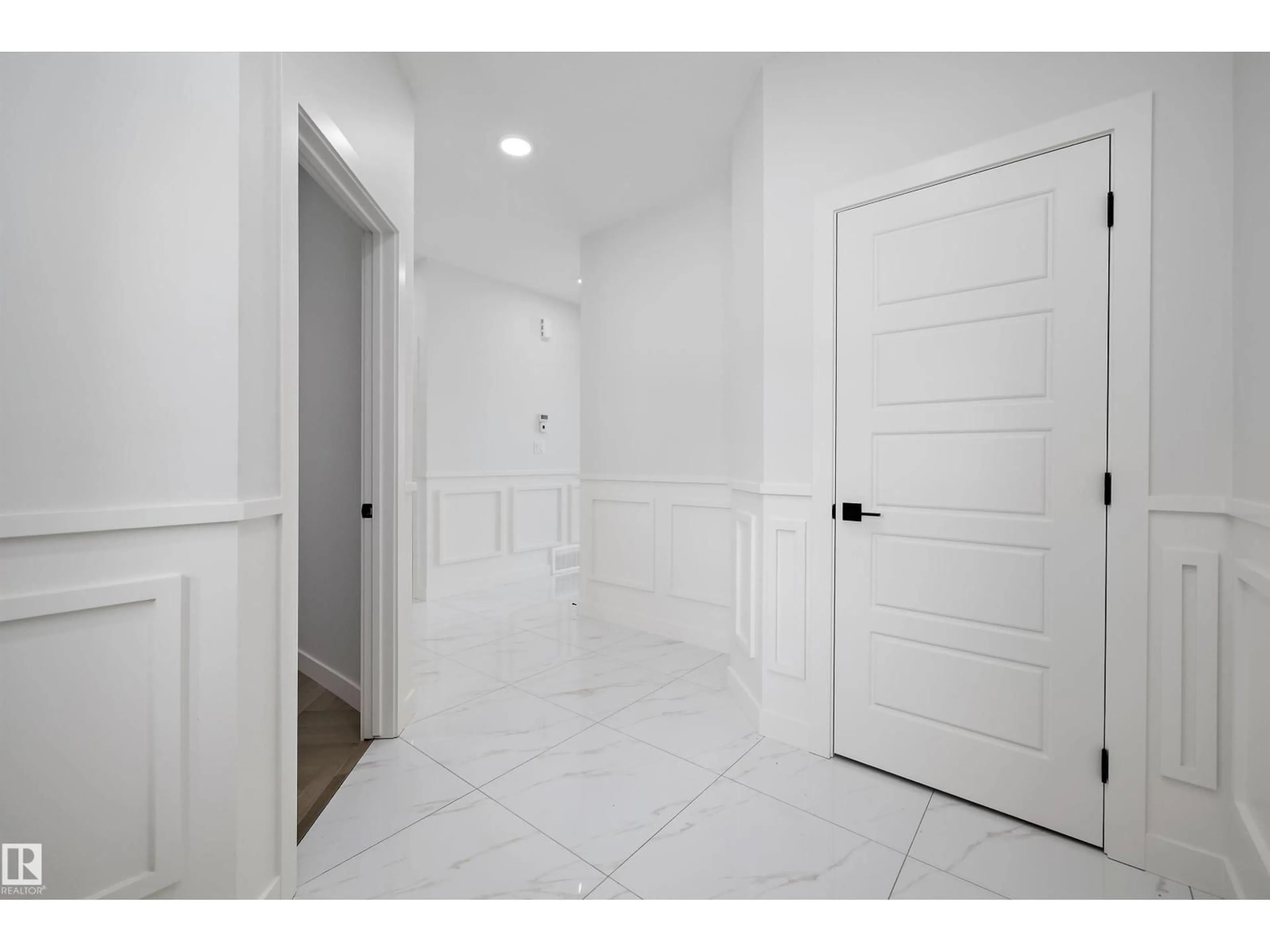 Indoor entryway for 236 KINGLET BV, Edmonton Alberta T5S0W4