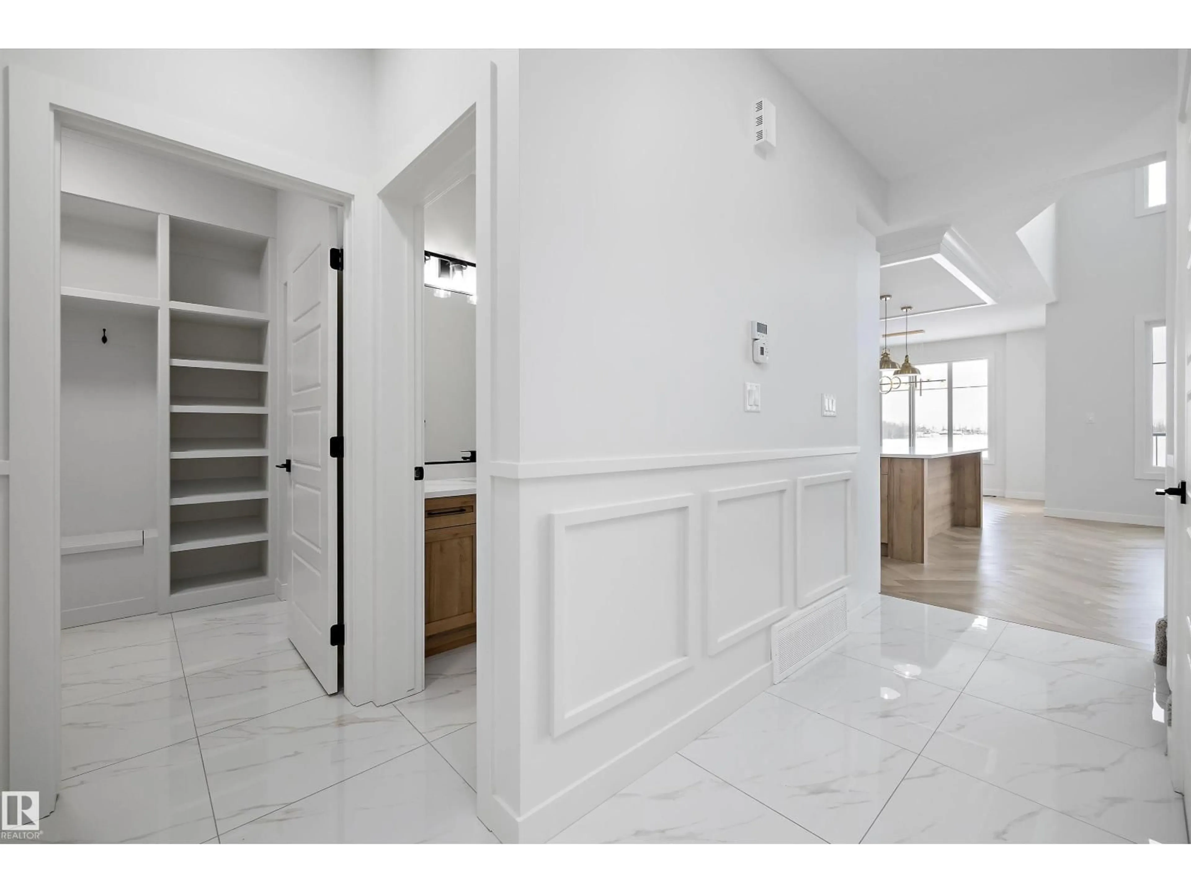 Indoor entryway for 236 KINGLET BV, Edmonton Alberta T5S0W4