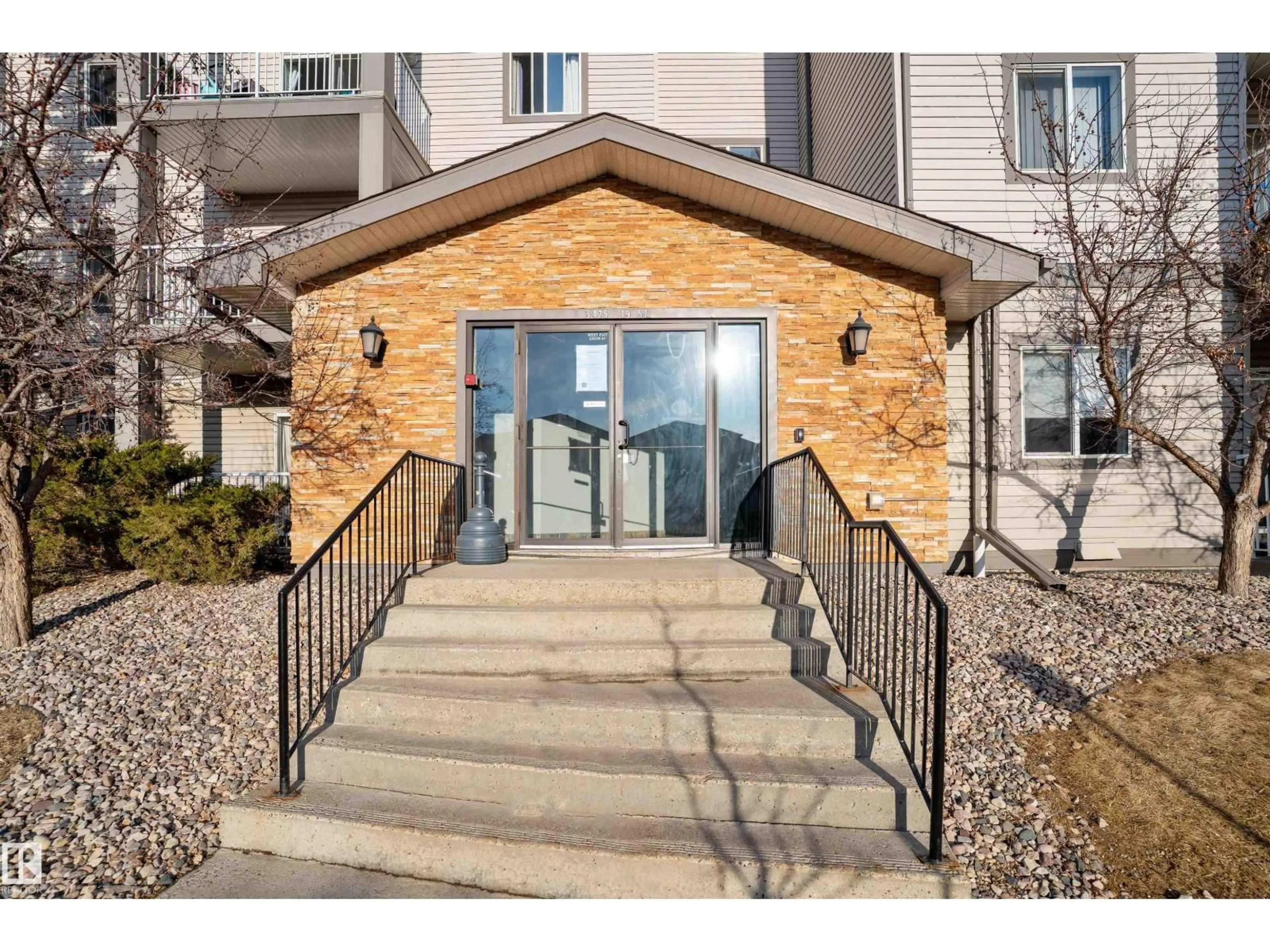 Indoor entryway for 224 - 3425 19 STREET, Edmonton Alberta T6T2B5