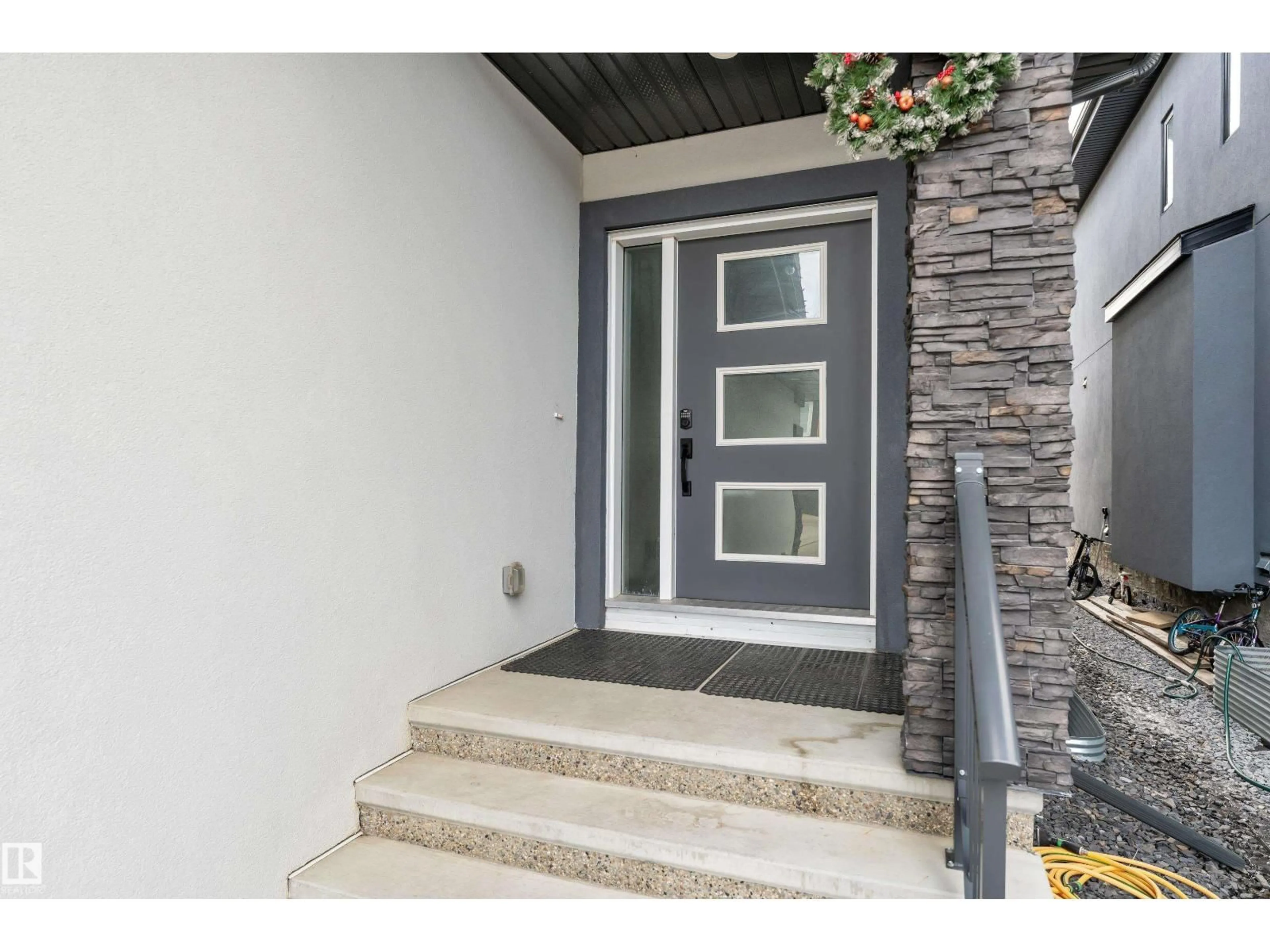 Indoor entryway for 2011 18 AV, Edmonton Alberta T6T2M8