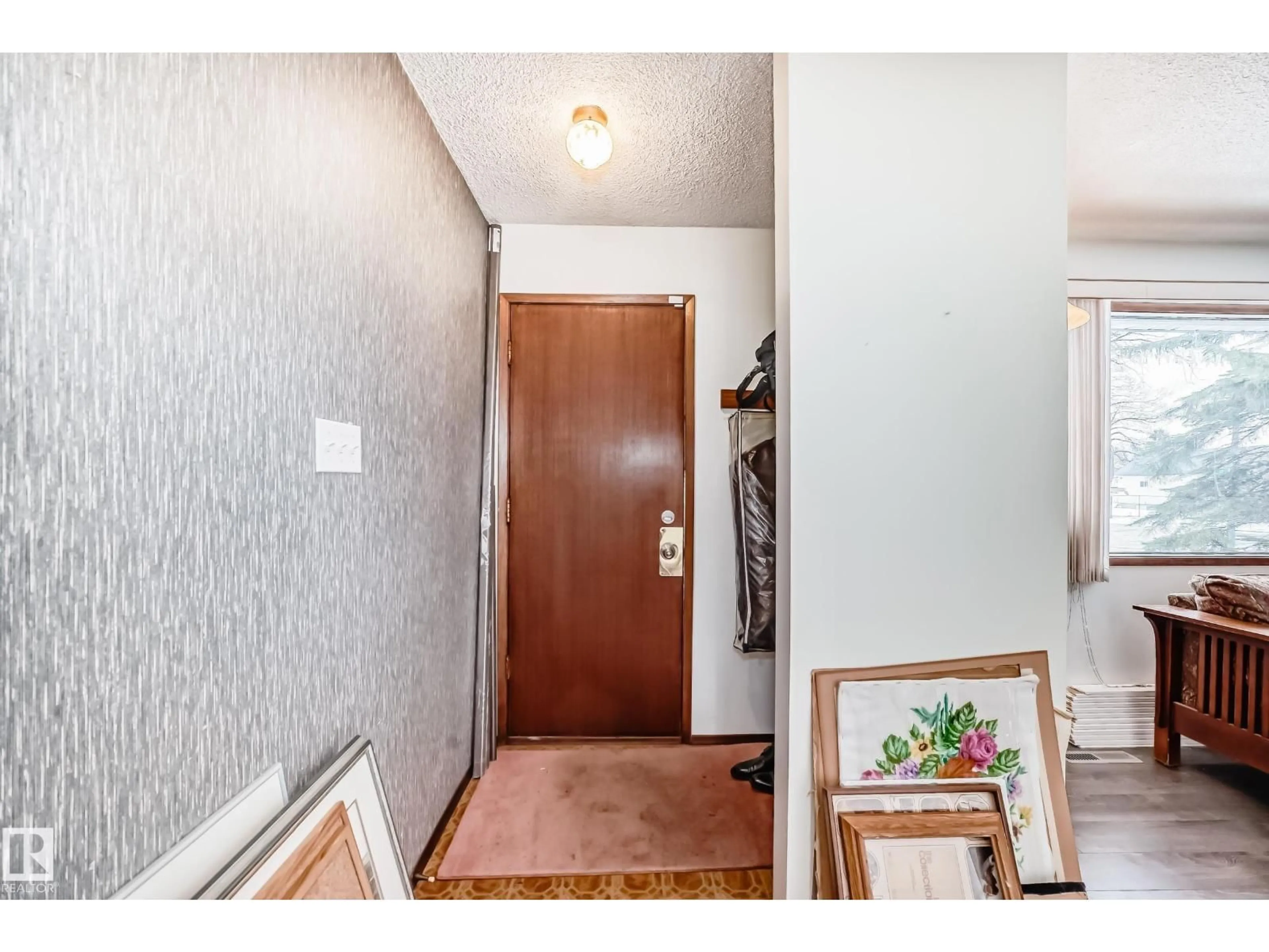 Indoor entryway for 12006 41 ST, Edmonton Alberta T5W2M4