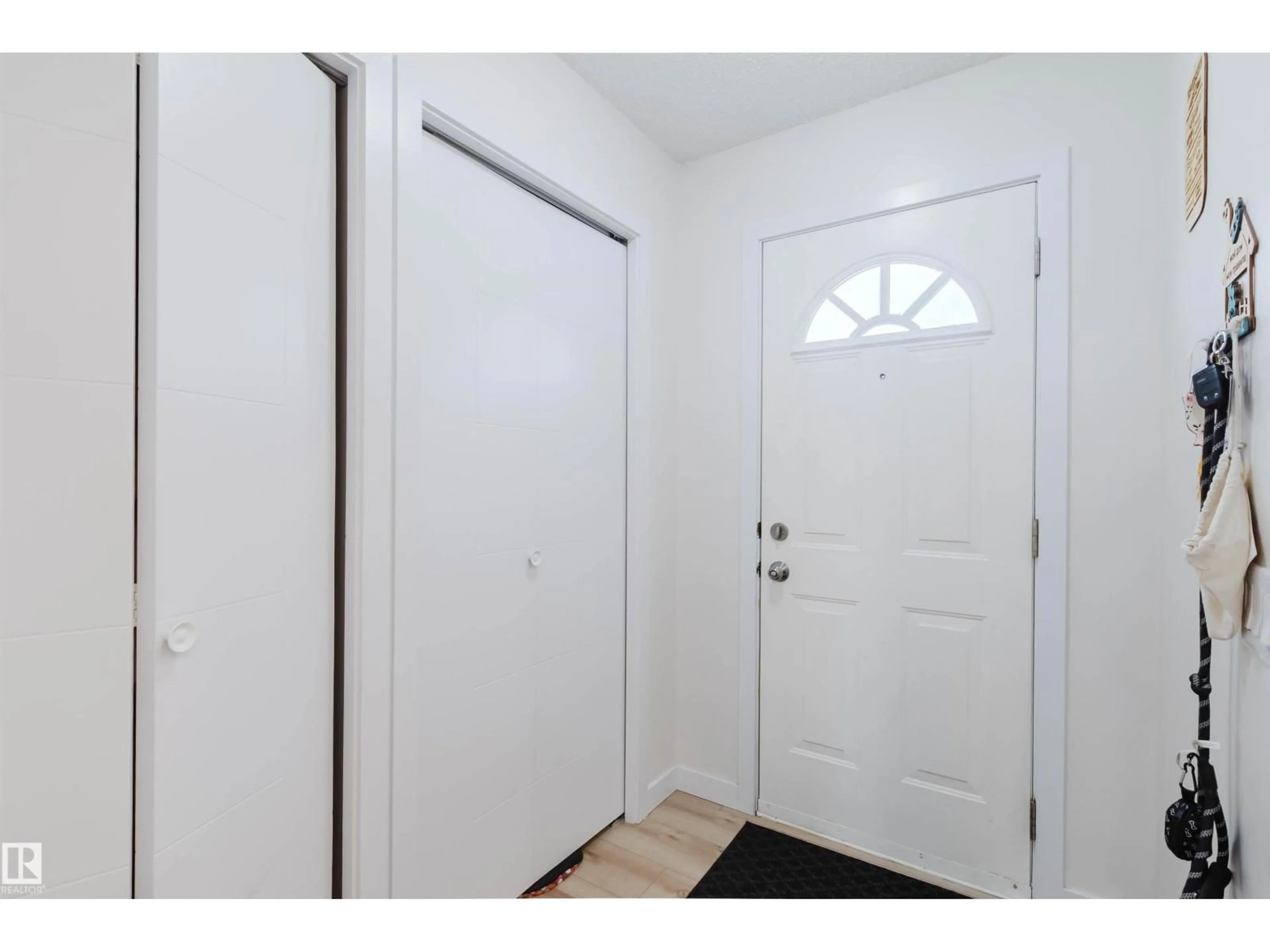 Indoor entryway for 18088 93 AV NW, Edmonton Alberta T5T1Y1