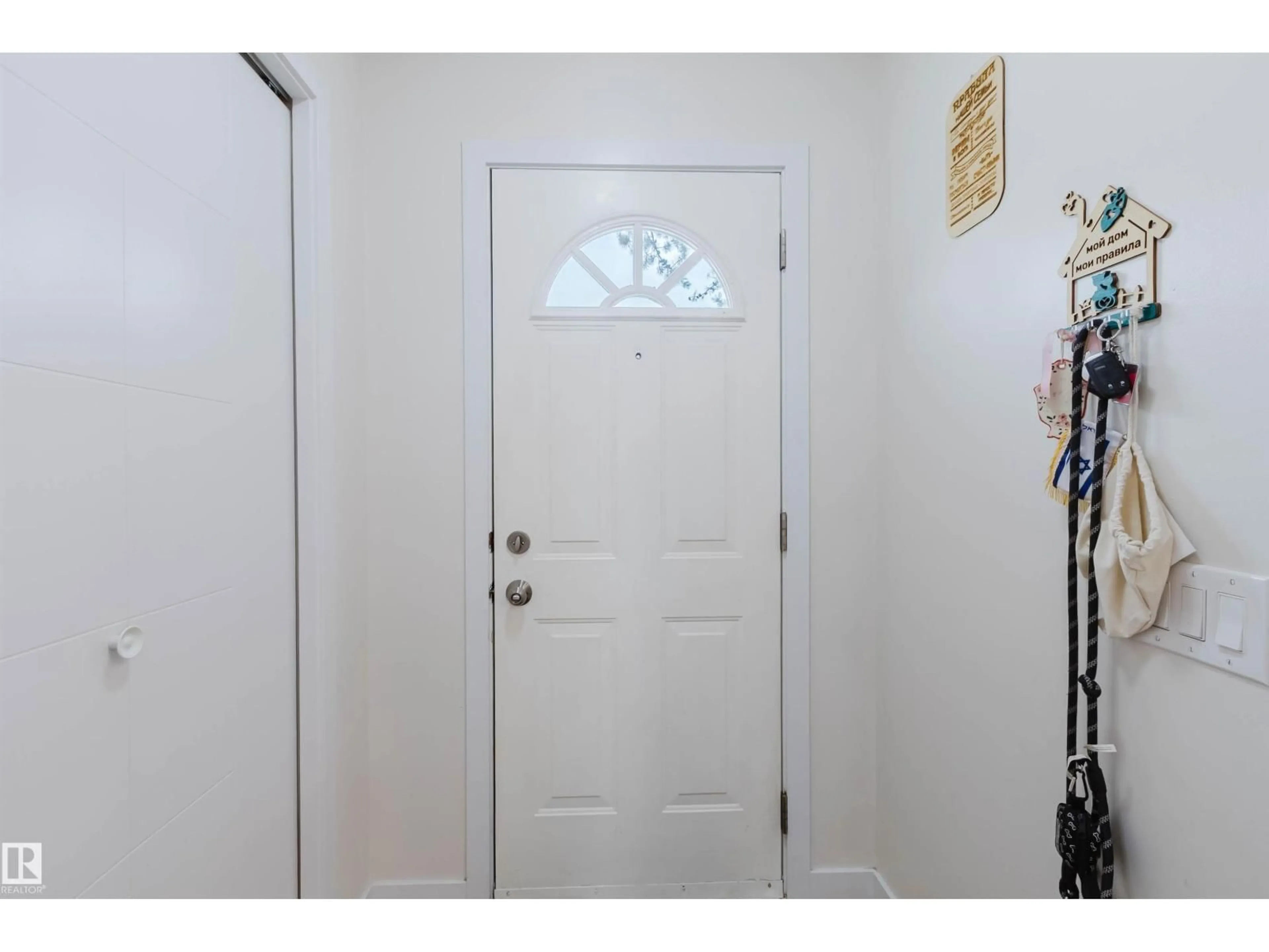 Indoor entryway for 18088 93 AV NW, Edmonton Alberta T5T1Y1