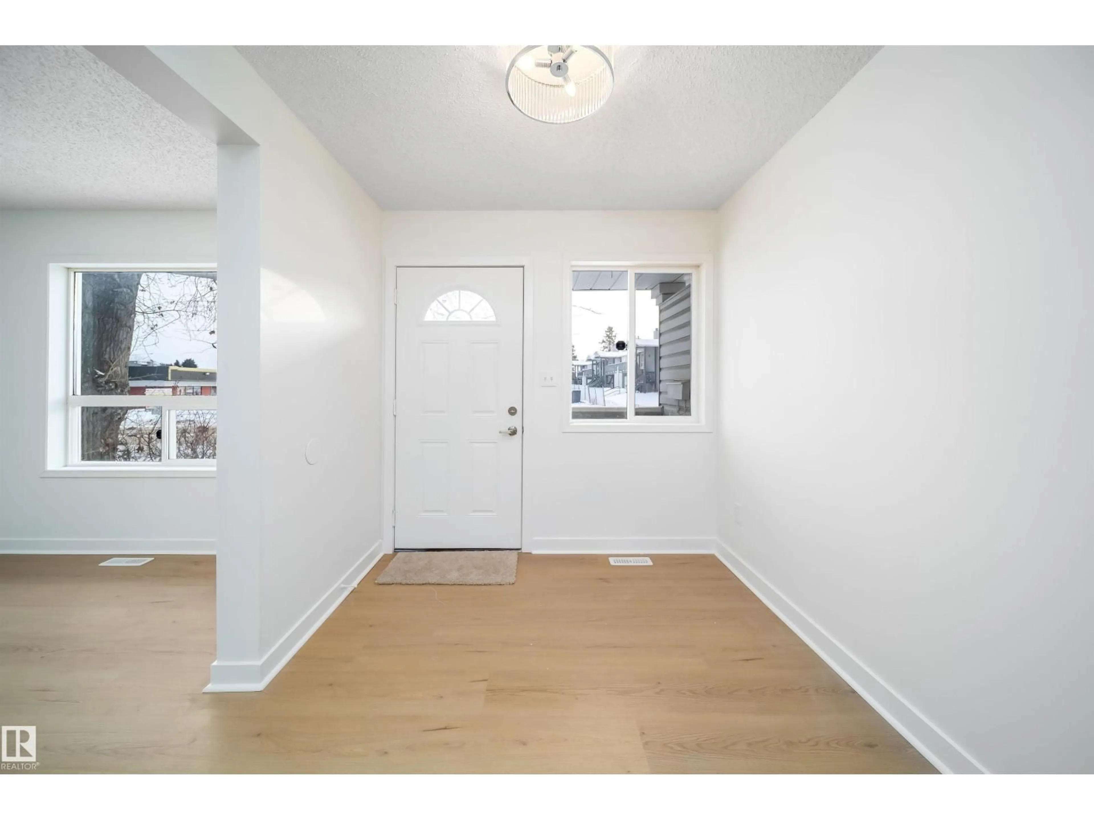 Indoor entryway for 1576 MILL WOODS RD E, Edmonton Alberta T6L6V5