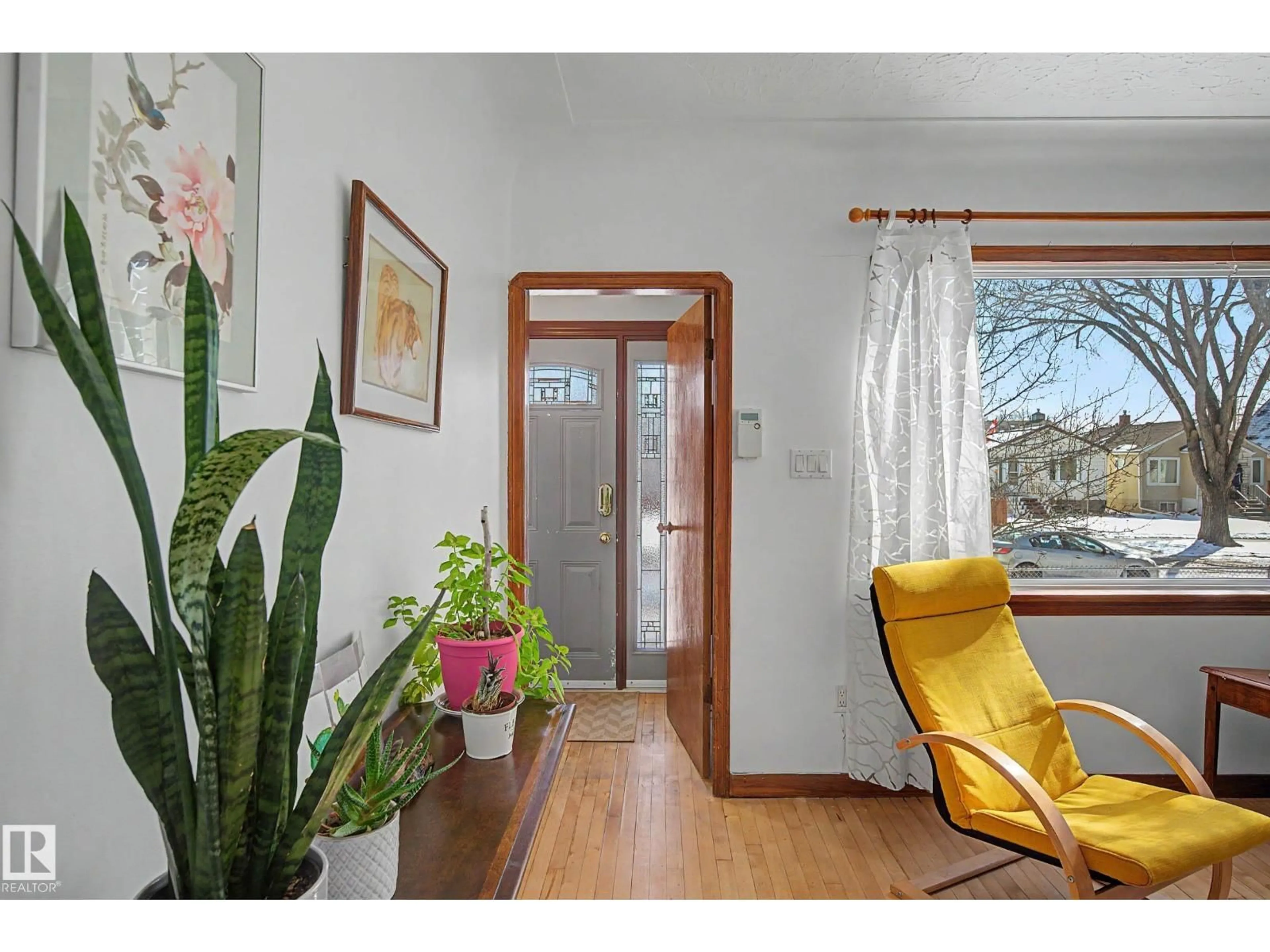 Indoor entryway for 12140 91 ST, Edmonton Alberta T5B4C1