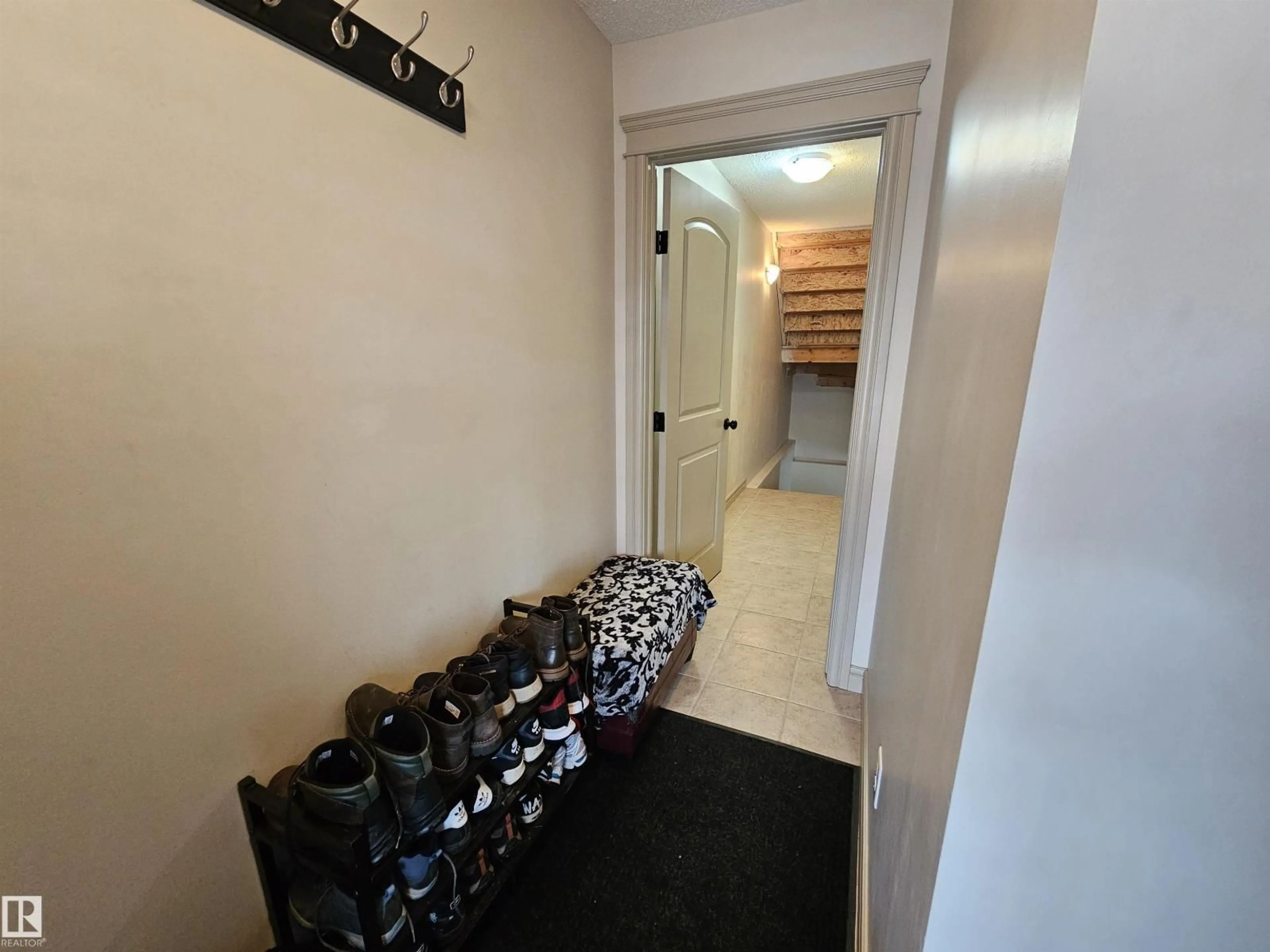 Indoor entryway for 2911 15 ST, Edmonton Alberta T6T0V6