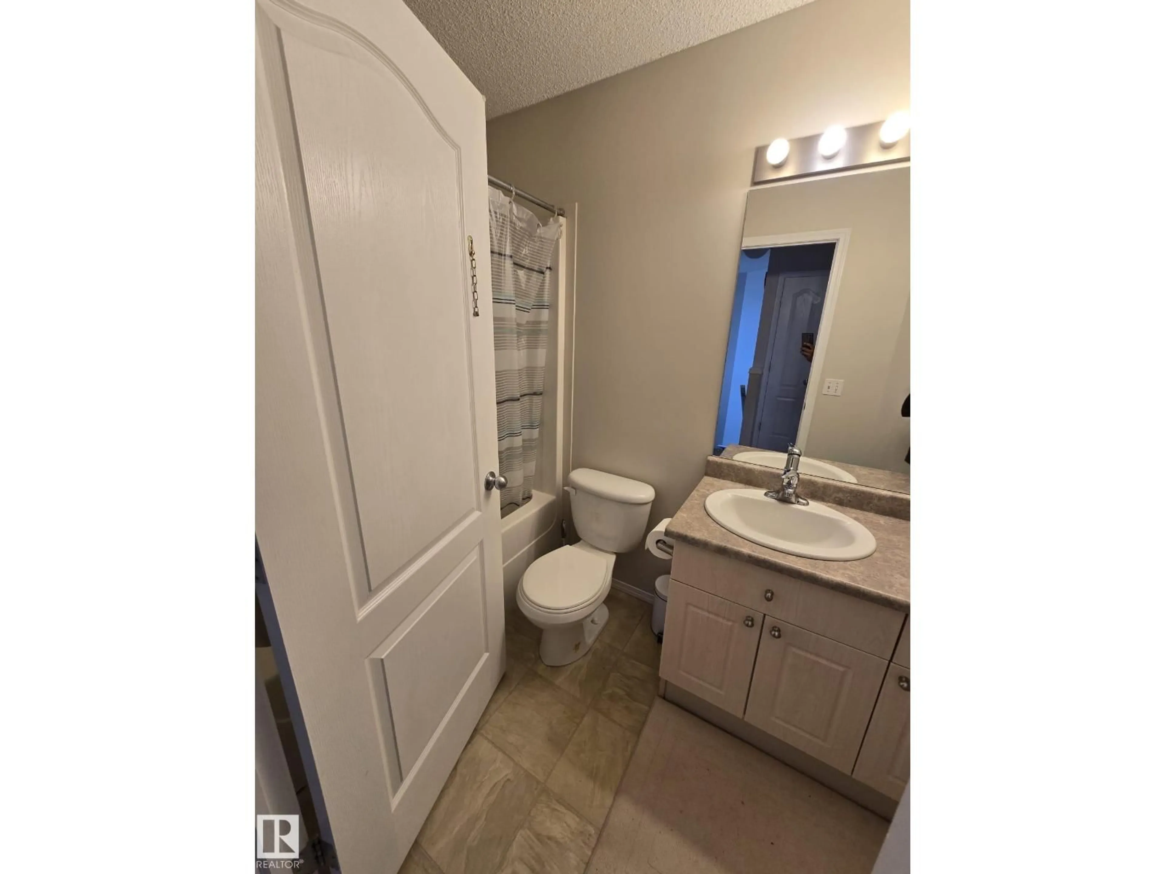 Standard bathroom, ceramic/tile floor for NW - 3311 21 ST, Edmonton Alberta T6T0C4
