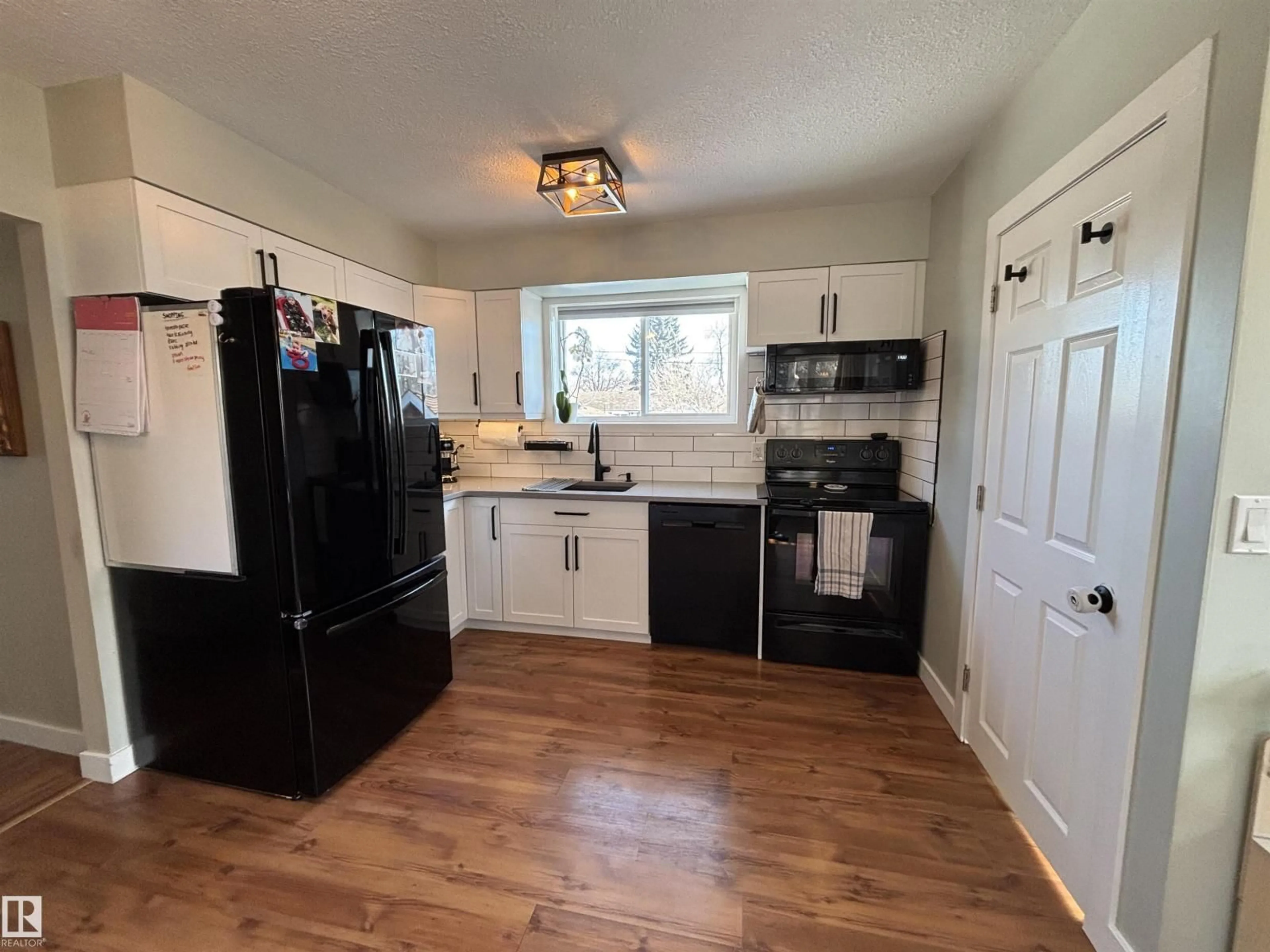 Standard kitchen, unknown for 21 ELIZABETH DR, Fort Saskatchewan Alberta T8L2M4