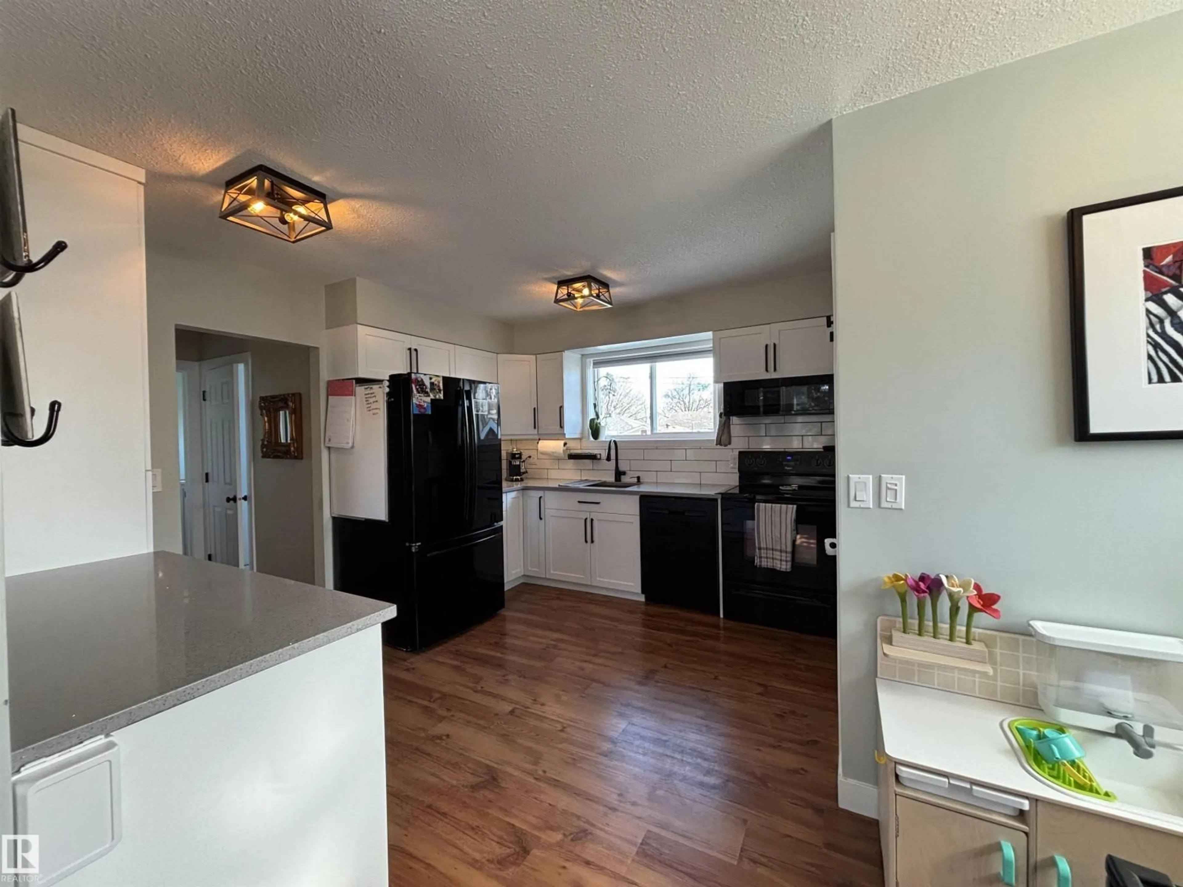 Open concept kitchen, unknown for 21 ELIZABETH DR, Fort Saskatchewan Alberta T8L2M4