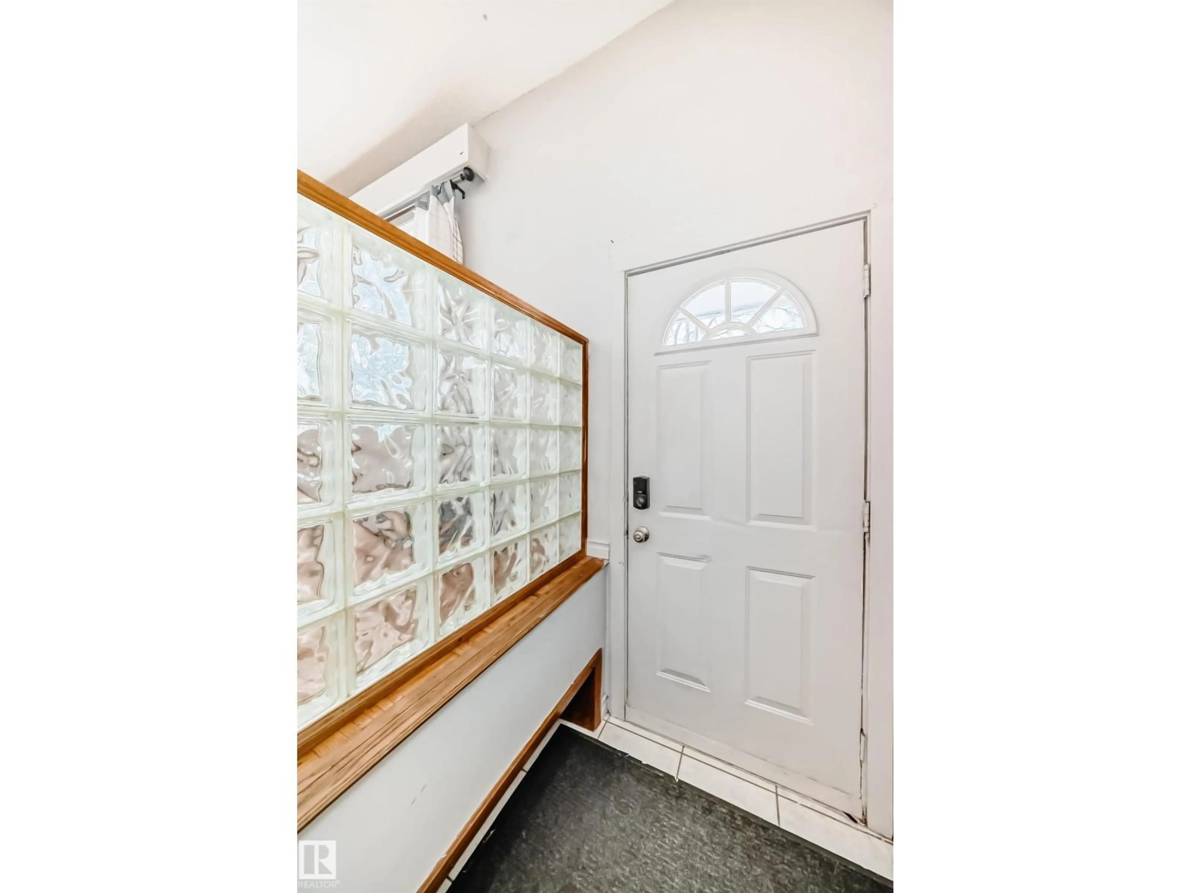 Indoor entryway for 12411 126 ST NW, Edmonton Alberta T5L0X2