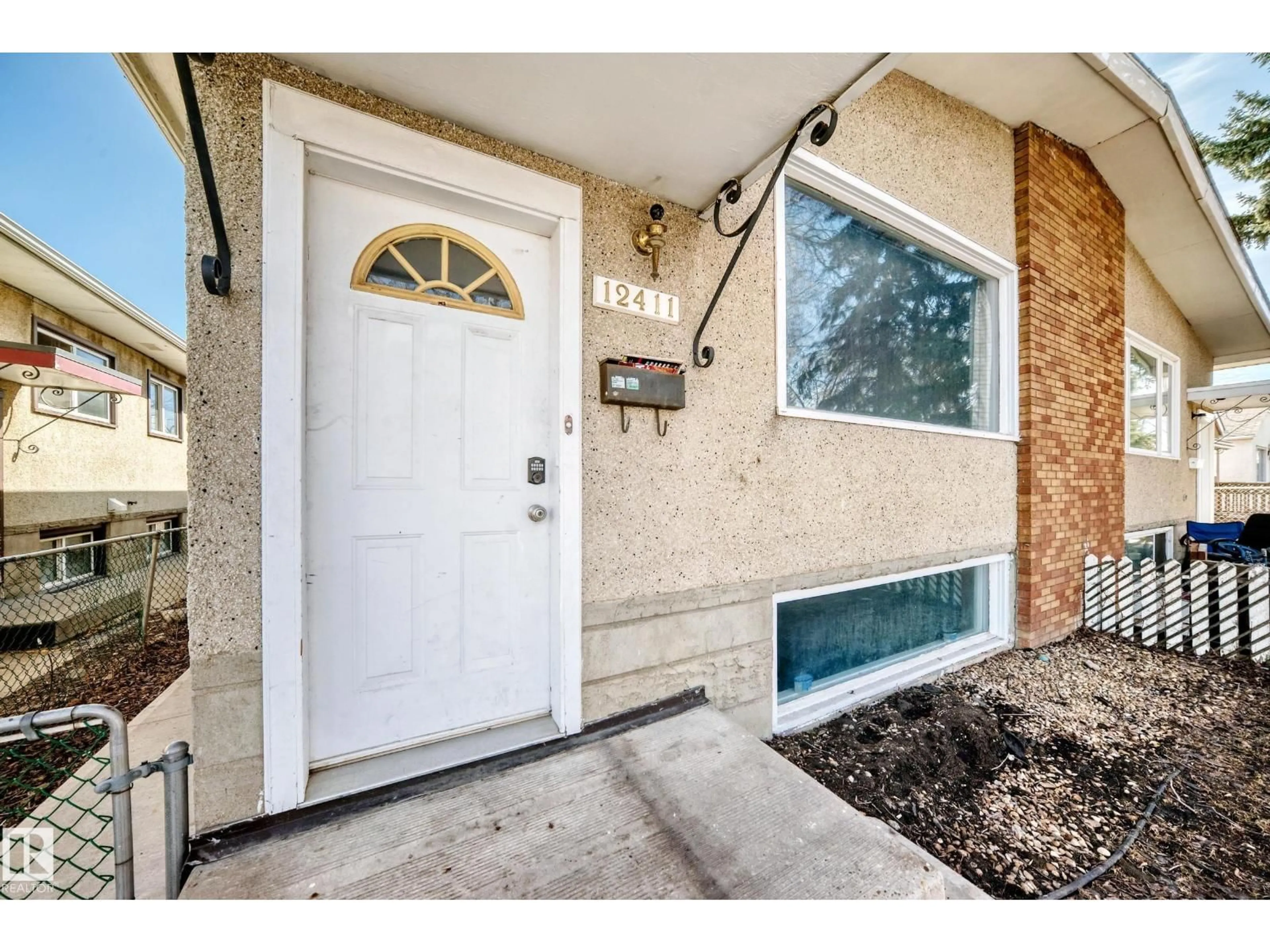 Indoor entryway for 12411 126 ST NW, Edmonton Alberta T5L0X2