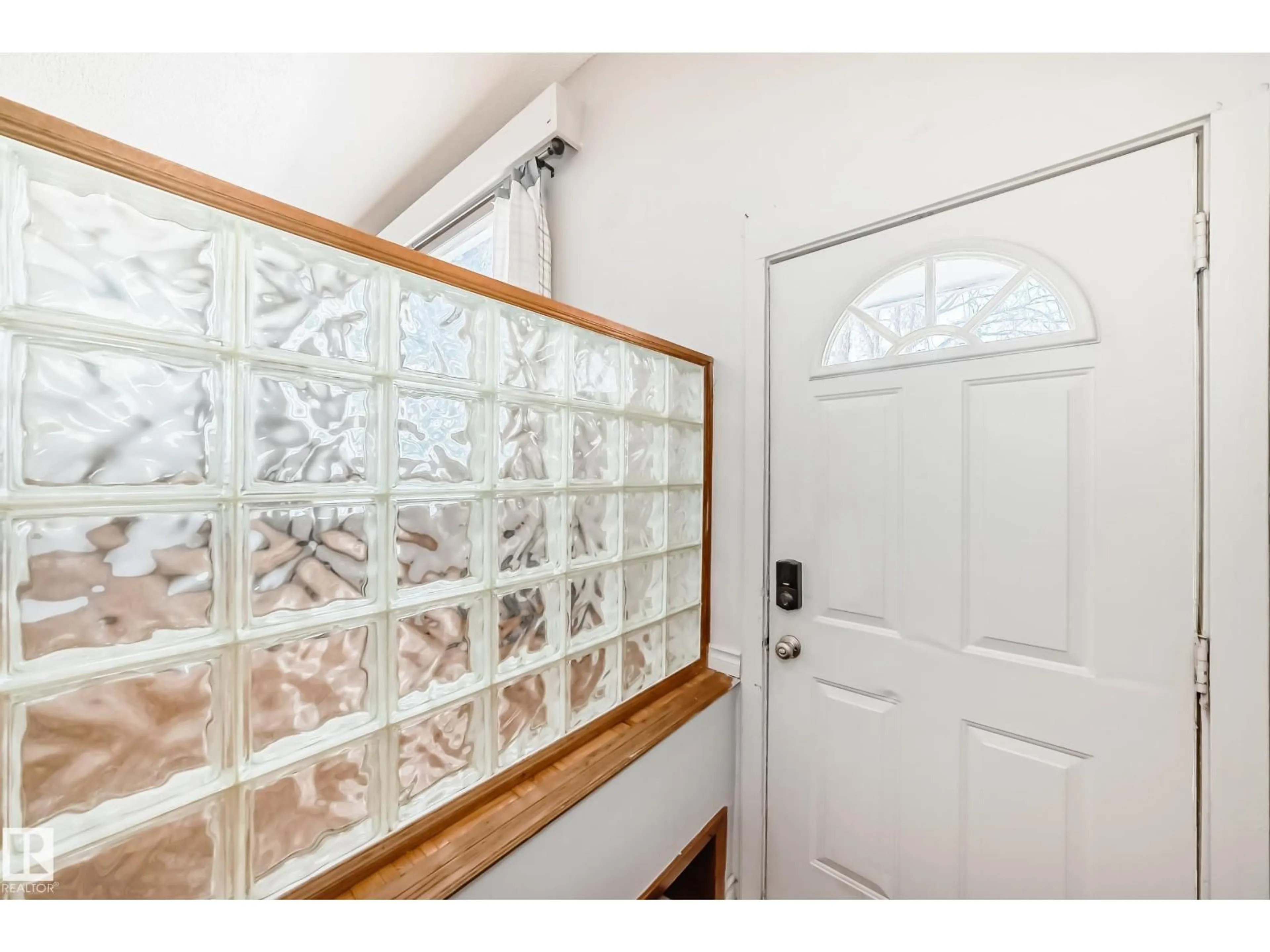 Indoor entryway for 12411 126 ST NW, Edmonton Alberta T5L0X2