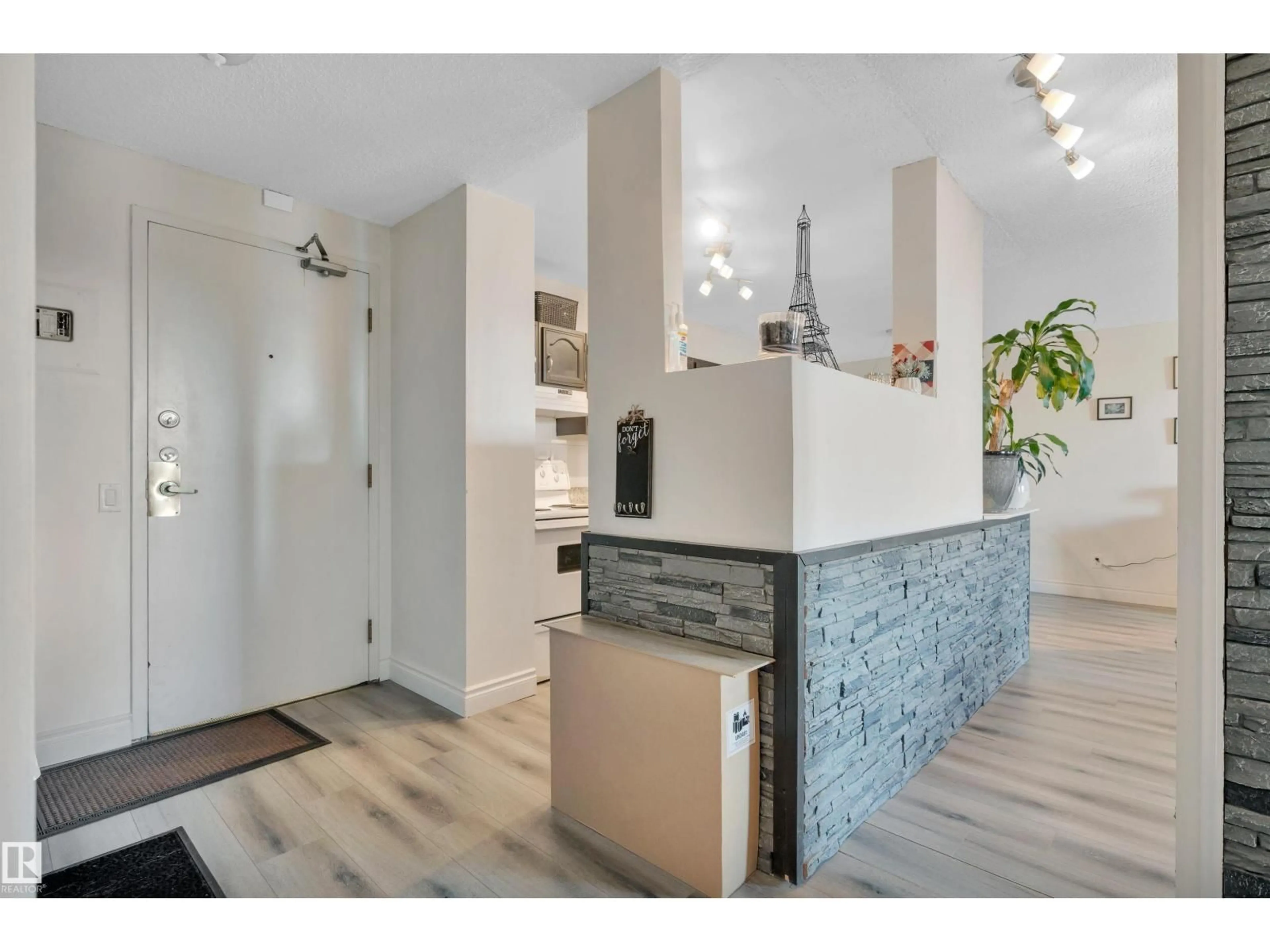 Indoor entryway for #802 - 10145 109 ST, Edmonton Alberta T5J3M5