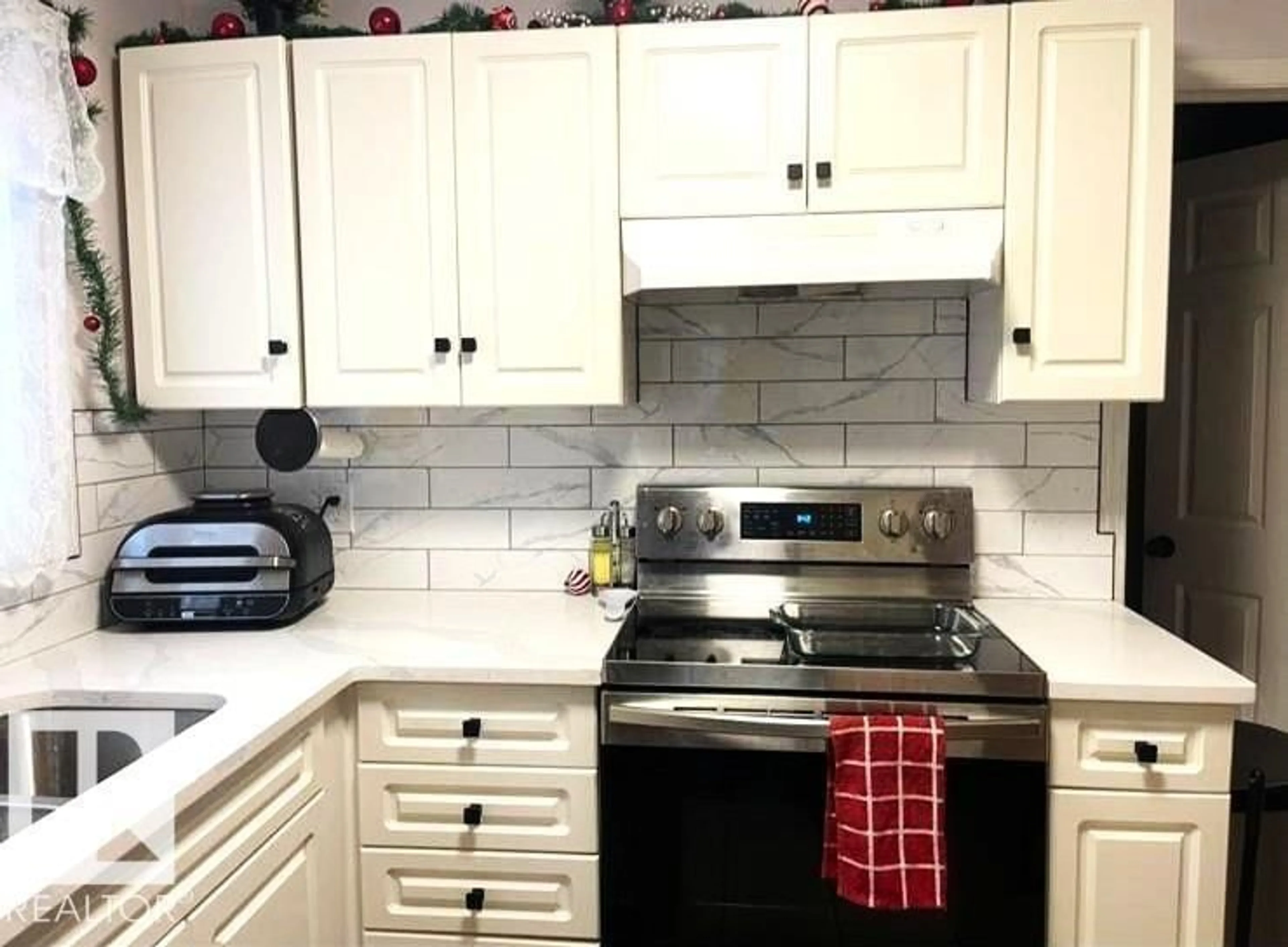 Standard kitchen, ceramic/tile floor for NW - 1311 56 ST, Edmonton Alberta T6L2B2