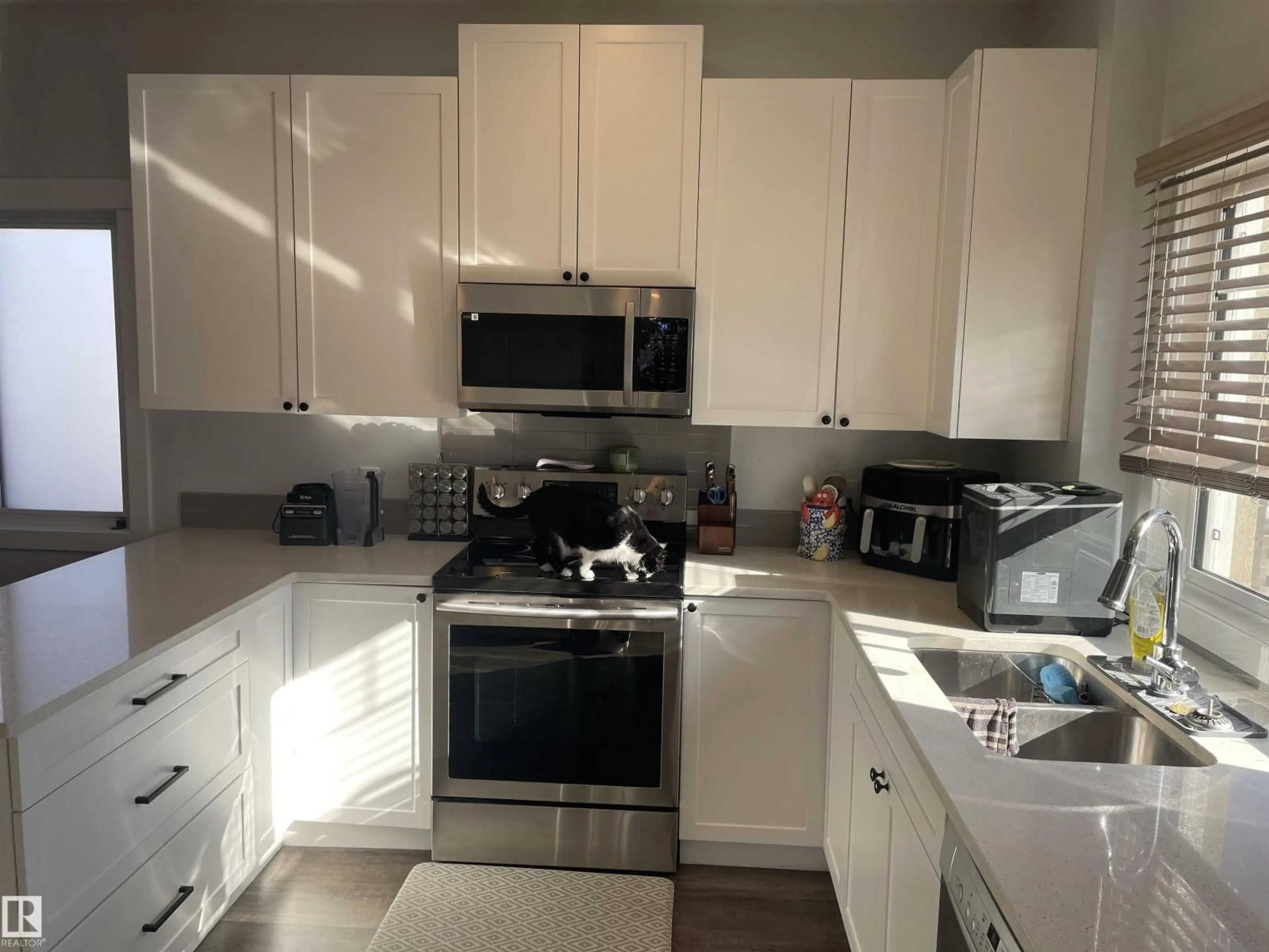 Standard kitchen, unknown for 15220 105 AV, Edmonton Alberta T5P4J9