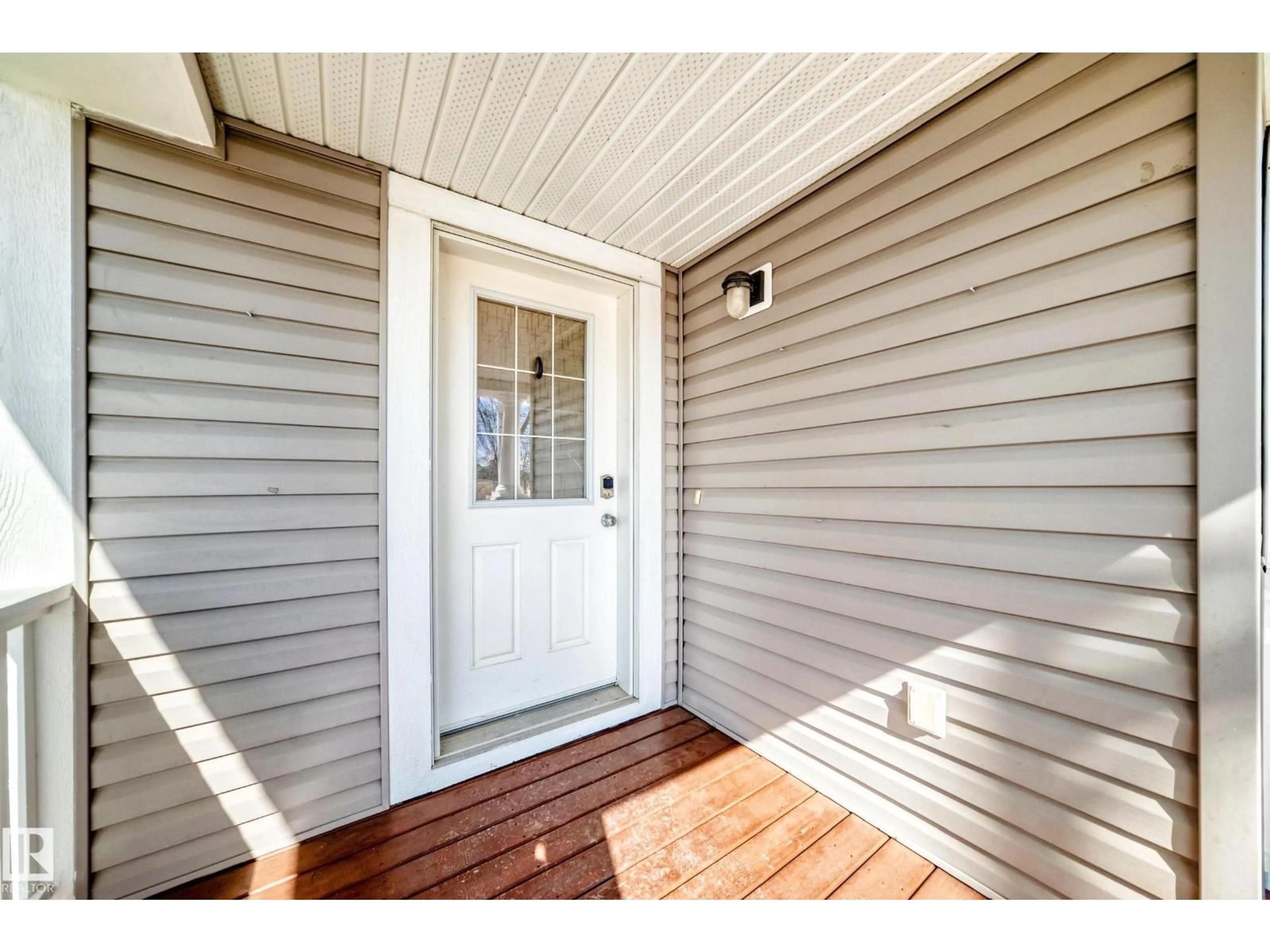 Indoor entryway for 1520 70 ST, Edmonton Alberta T6X0H3