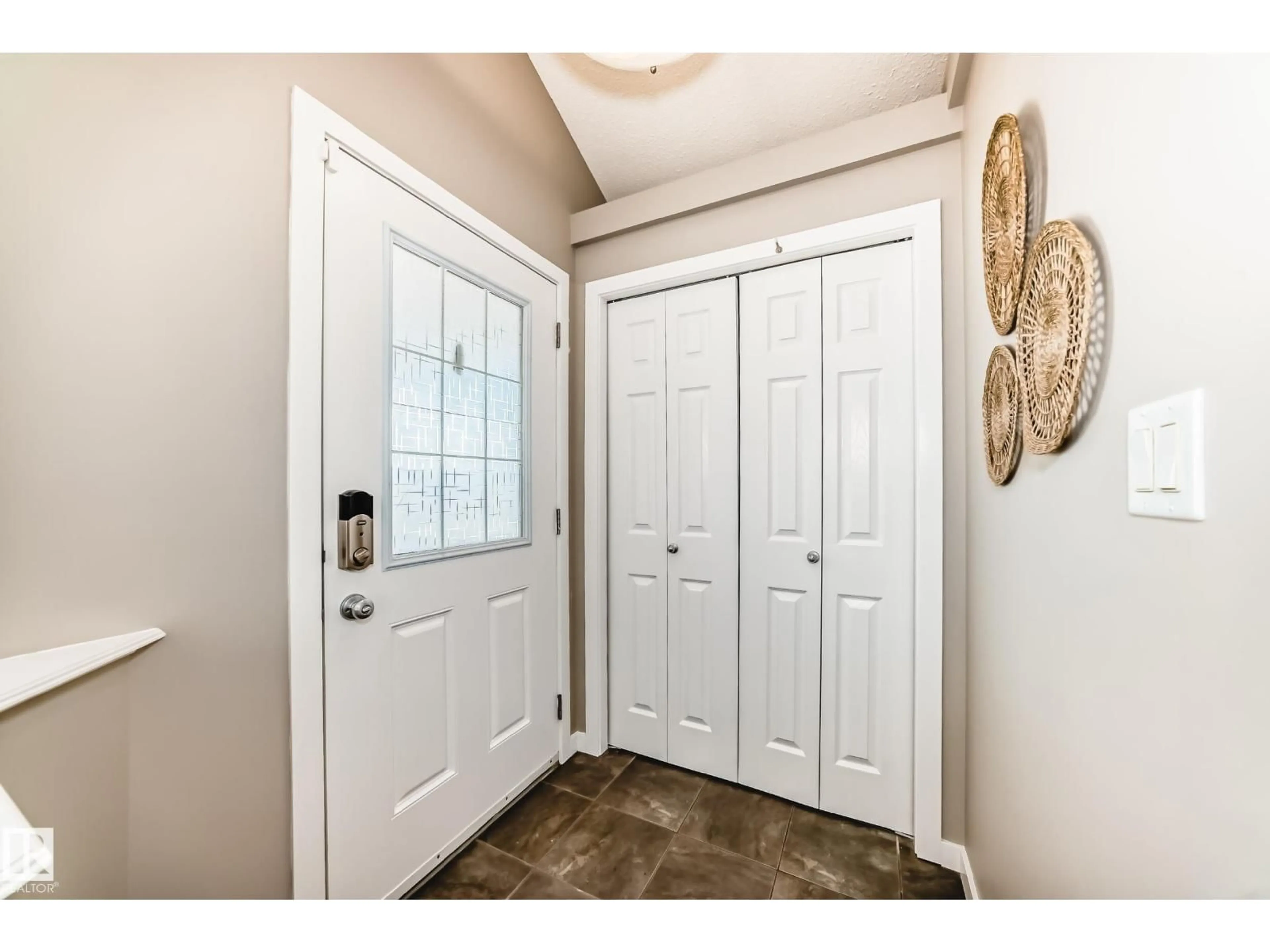 Indoor entryway for 1520 70 ST, Edmonton Alberta T6X0H3