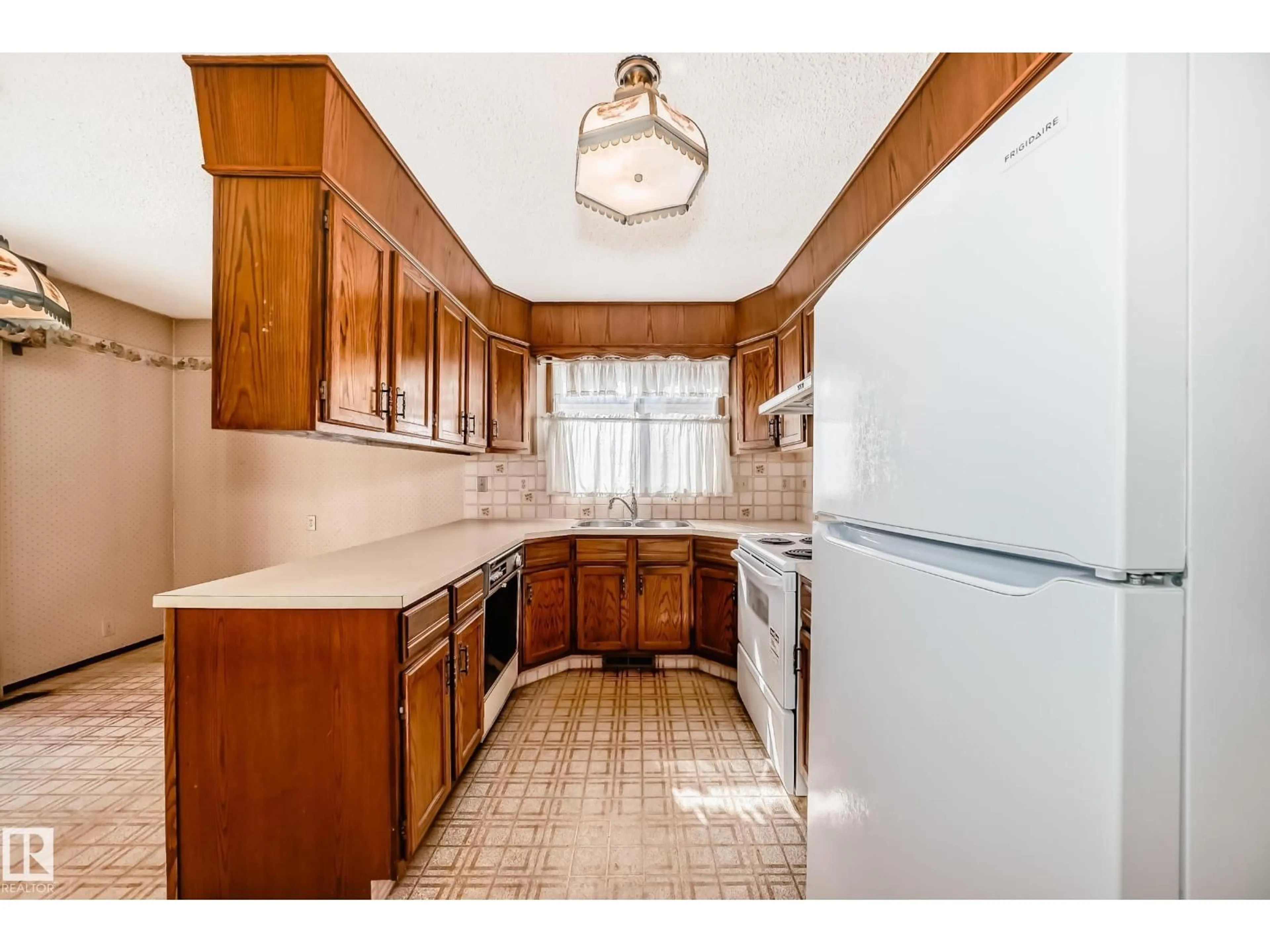 Standard kitchen, ceramic/tile floor for NW - 14237 22A ST, Edmonton Alberta T5Y1E2