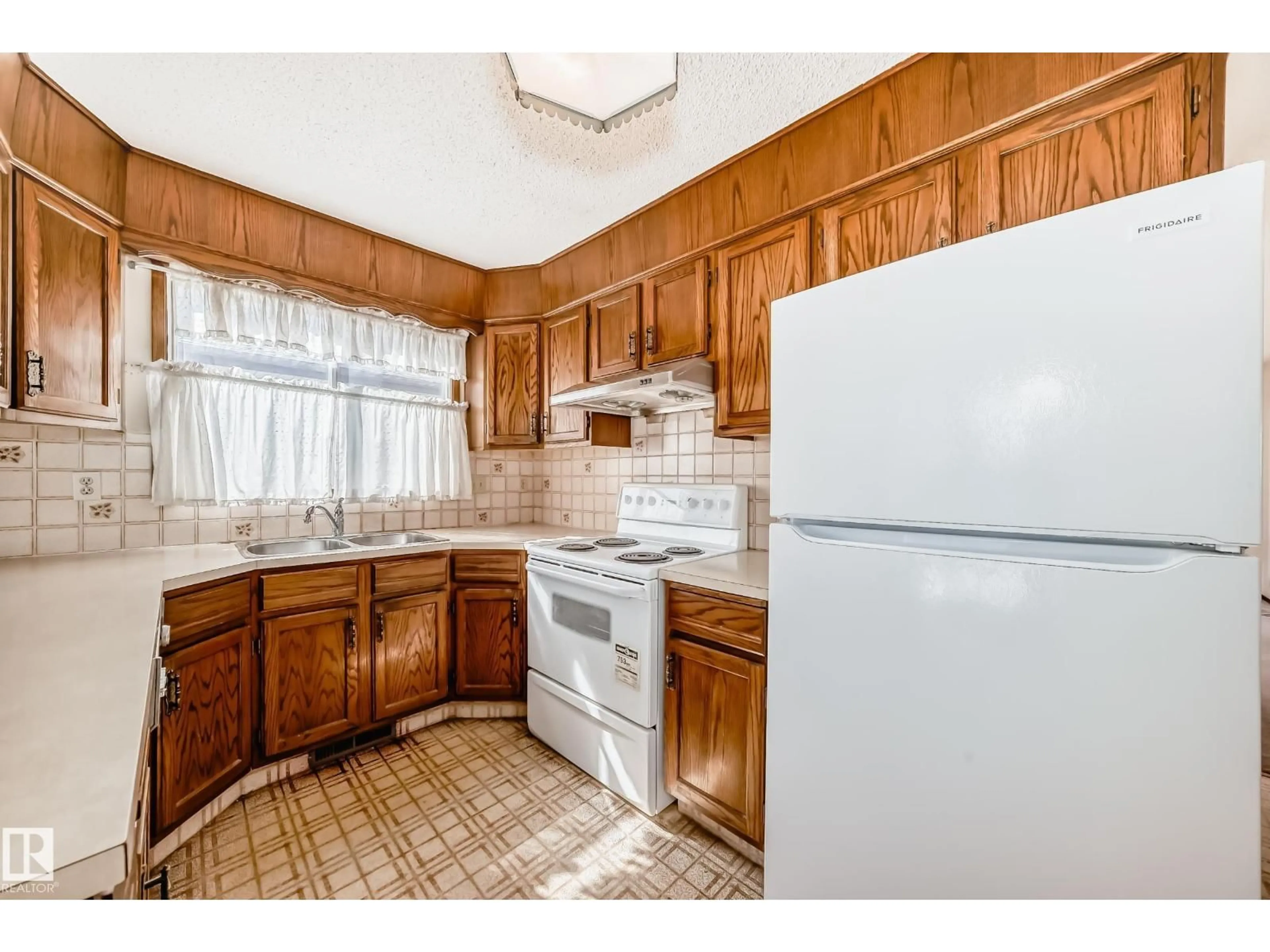 Standard kitchen, ceramic/tile floor for NW - 14237 22A ST, Edmonton Alberta T5Y1E2