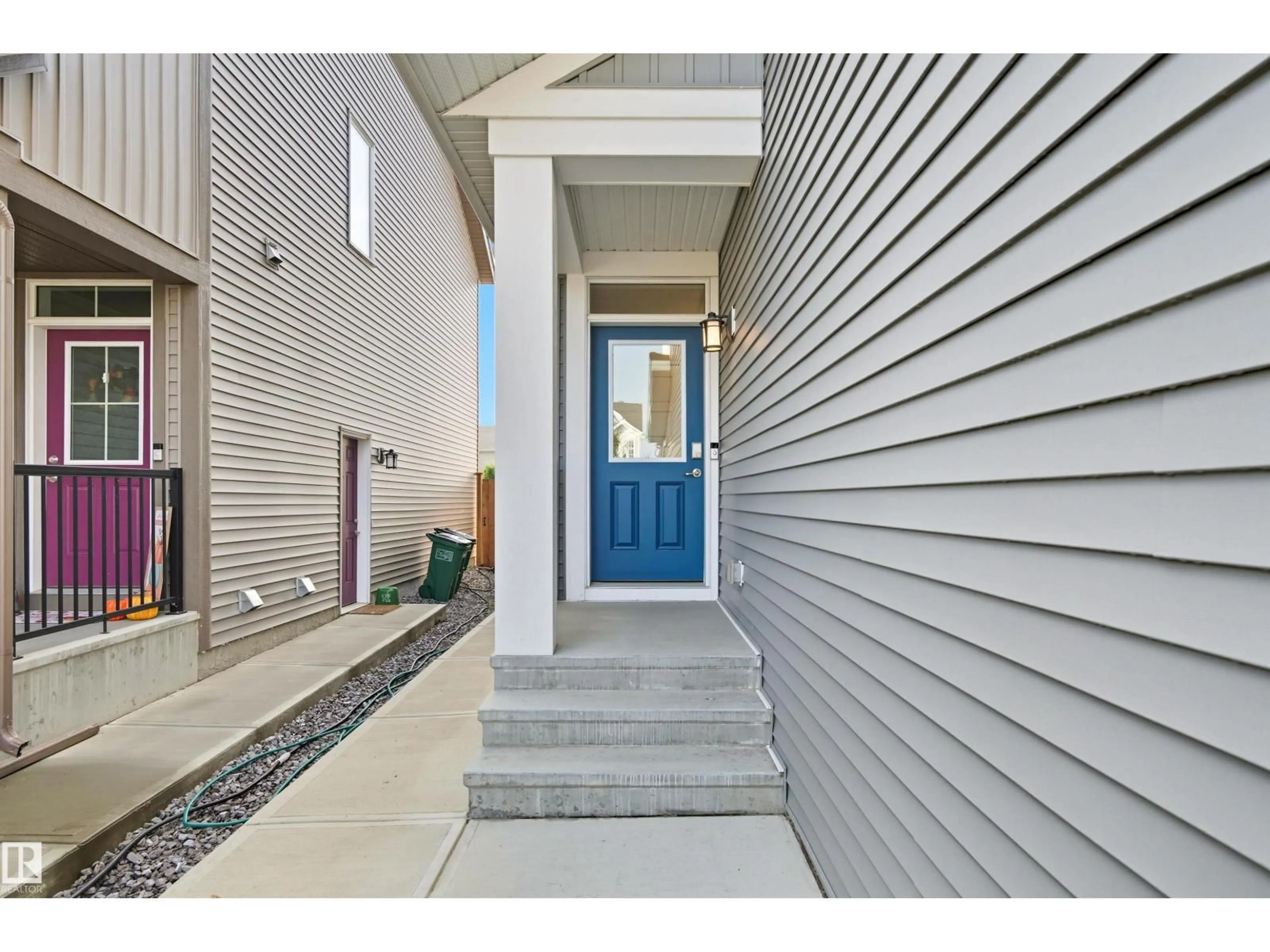 Indoor entryway for 2631 DONAGHEY CR, Edmonton Alberta T6W4T2