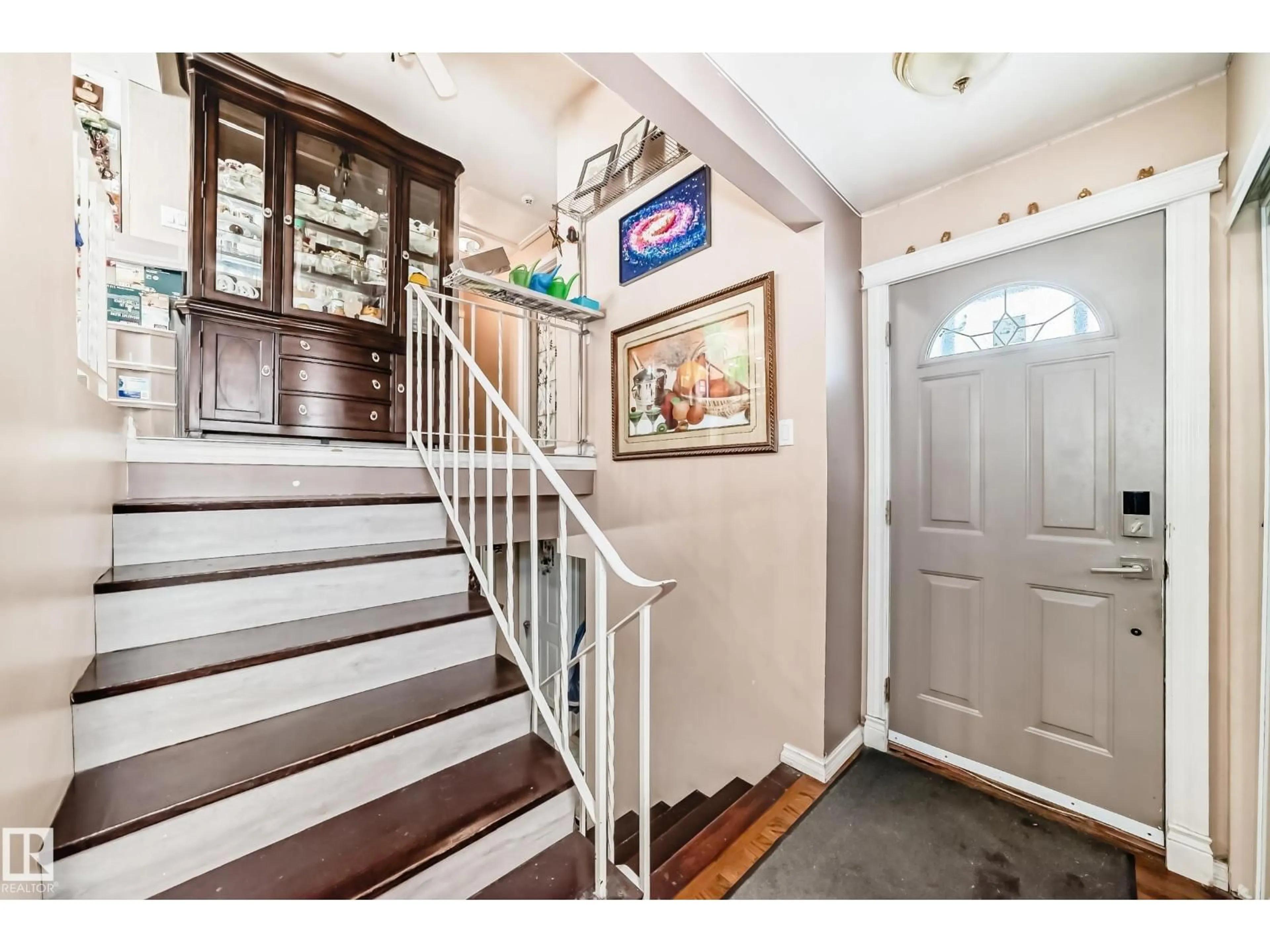 Indoor entryway for 16305 107A AVE, Edmonton Alberta T5P0Z4