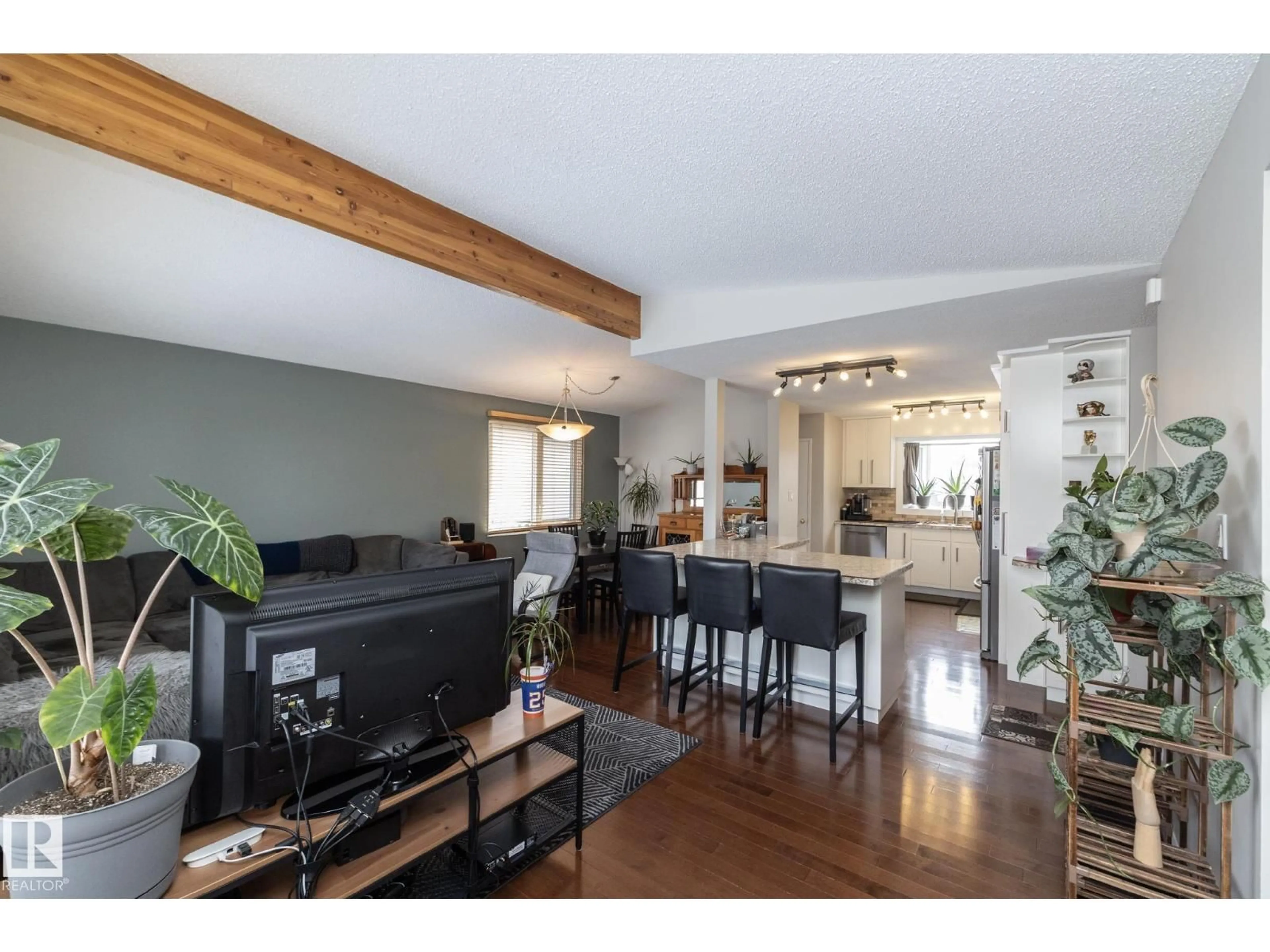 Unknown for NW - 7123 39A AV, Edmonton Alberta T6K0R7