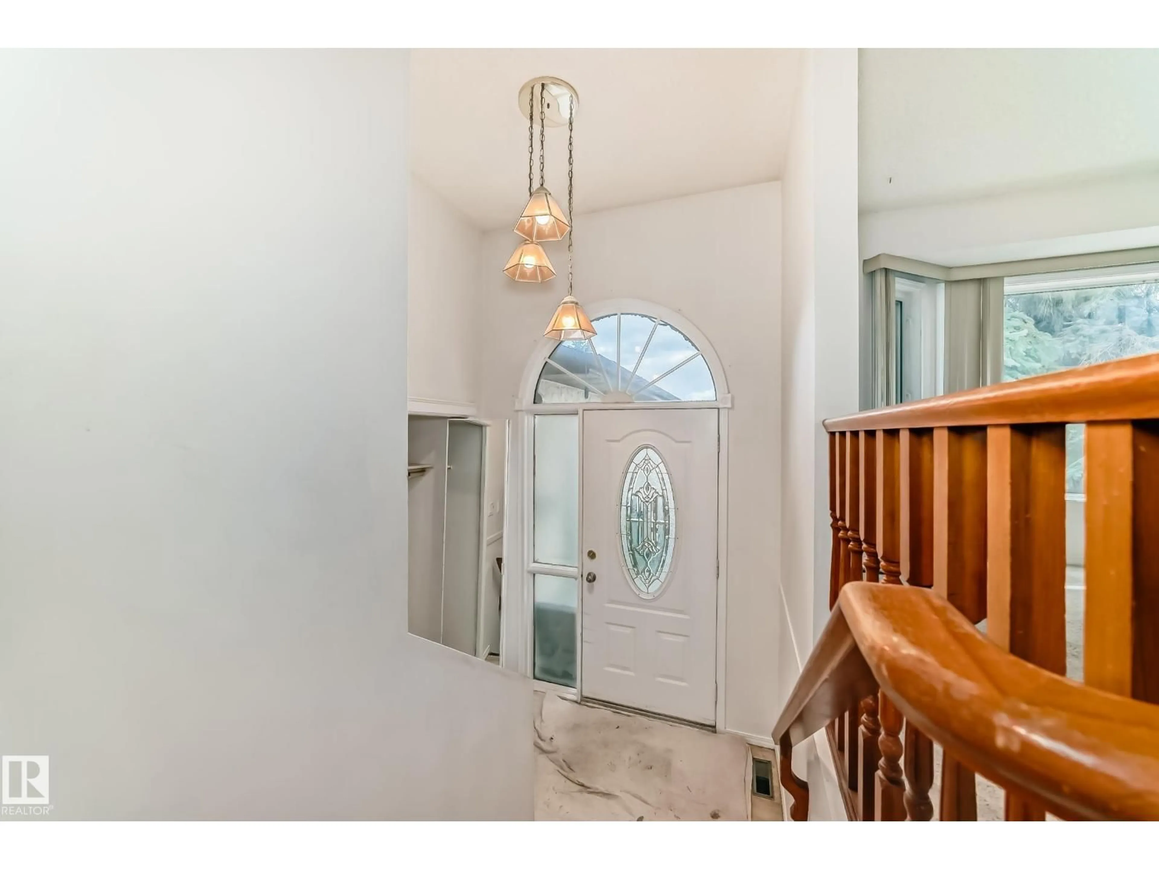 Indoor entryway for 4714 26 AV, Edmonton Alberta T6L1J1