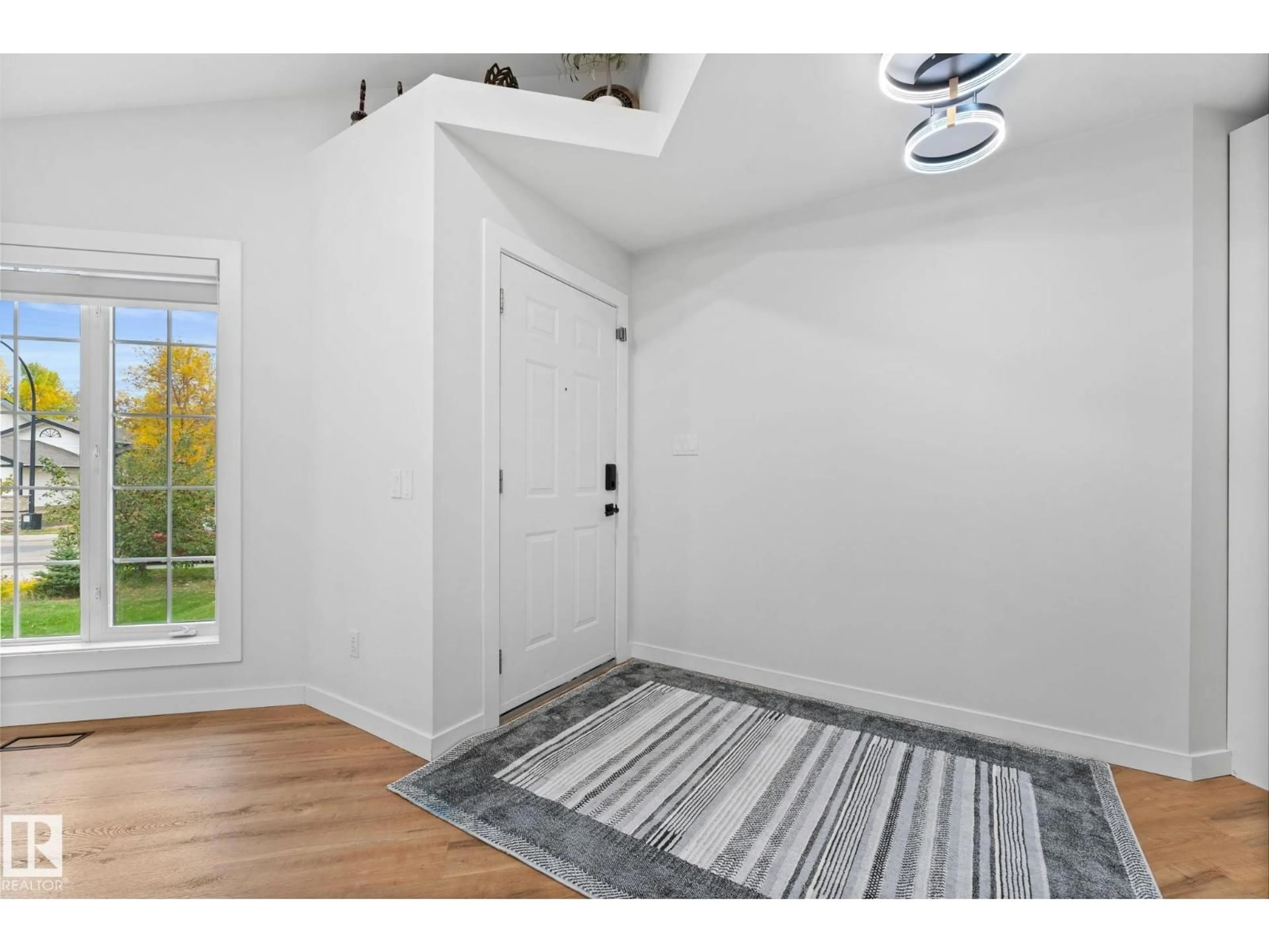 Indoor entryway for 362 BLACKBURN DR, Edmonton Alberta T6W1B8