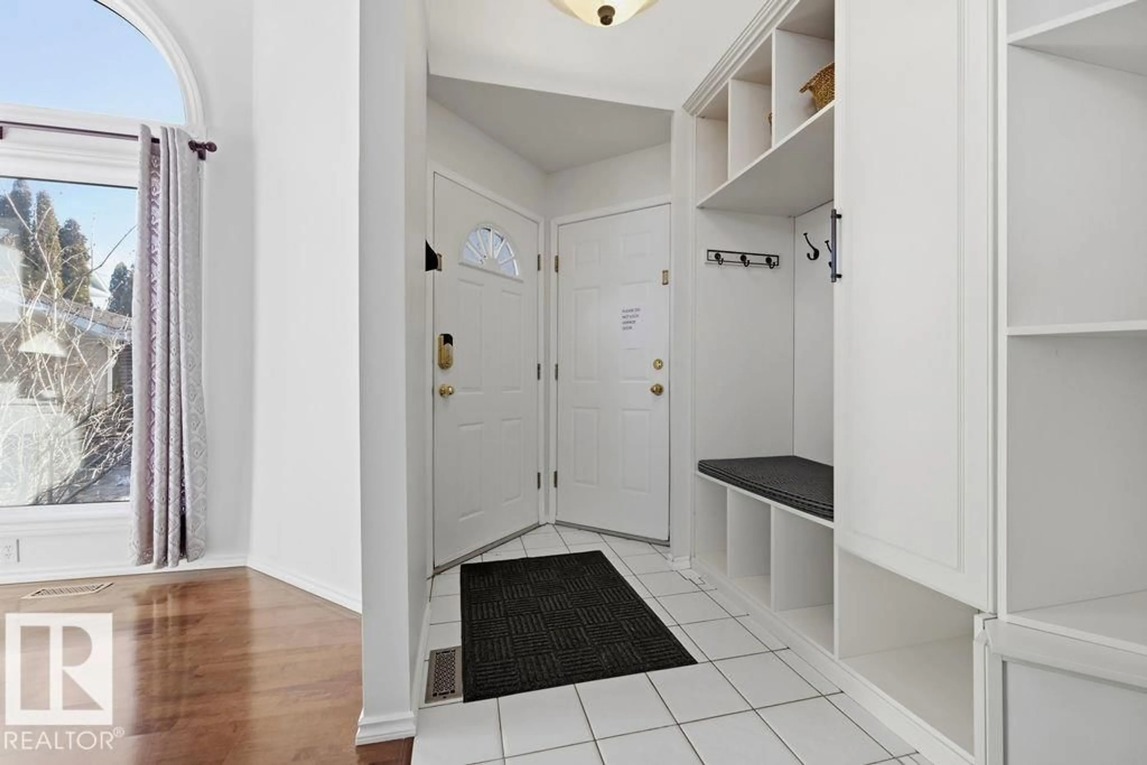 Indoor entryway for 3772 30 ST, Edmonton Alberta T6T1H6