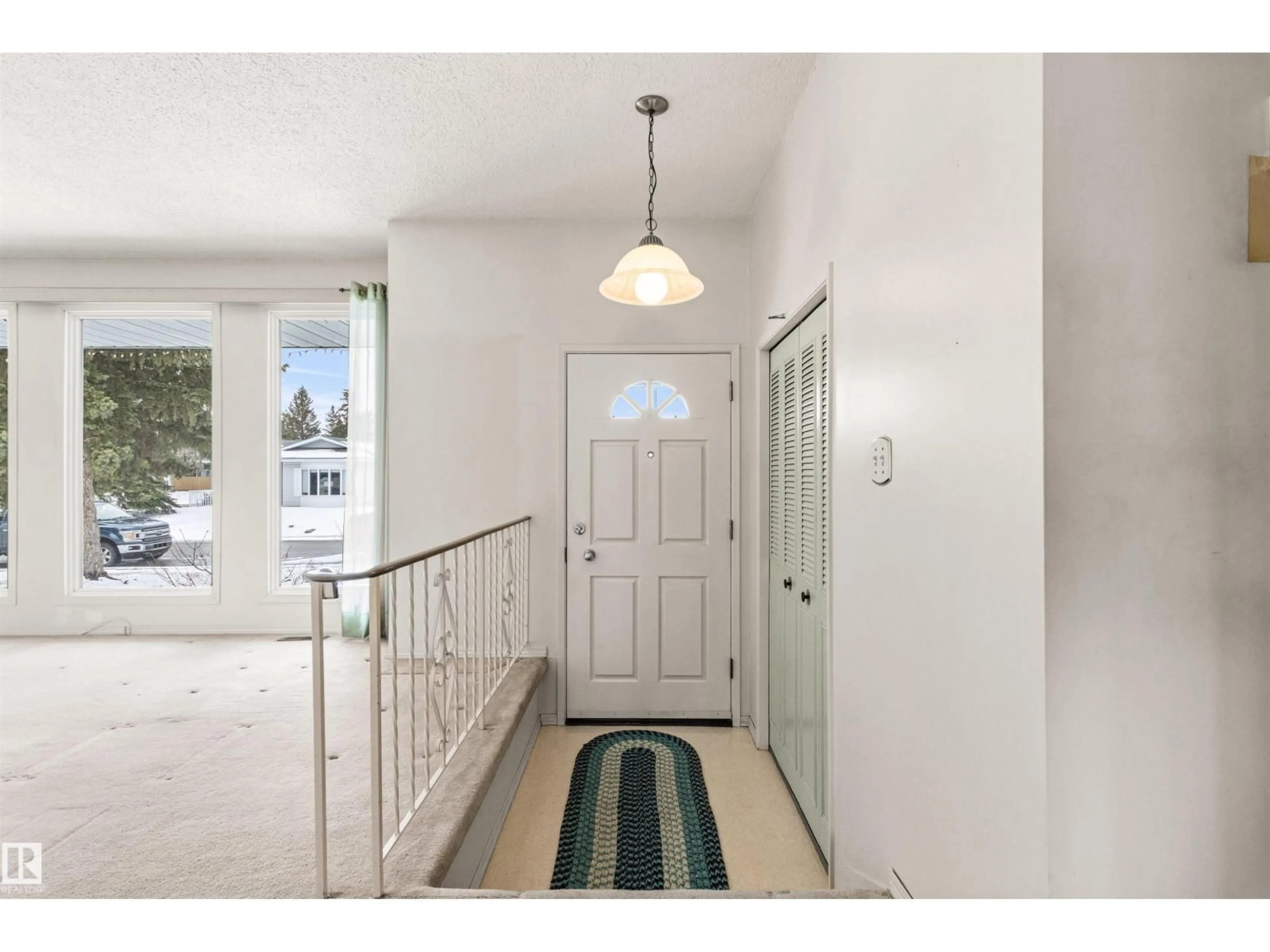 Indoor entryway for NW - 3211 70 ST, Edmonton Alberta T6K1L3