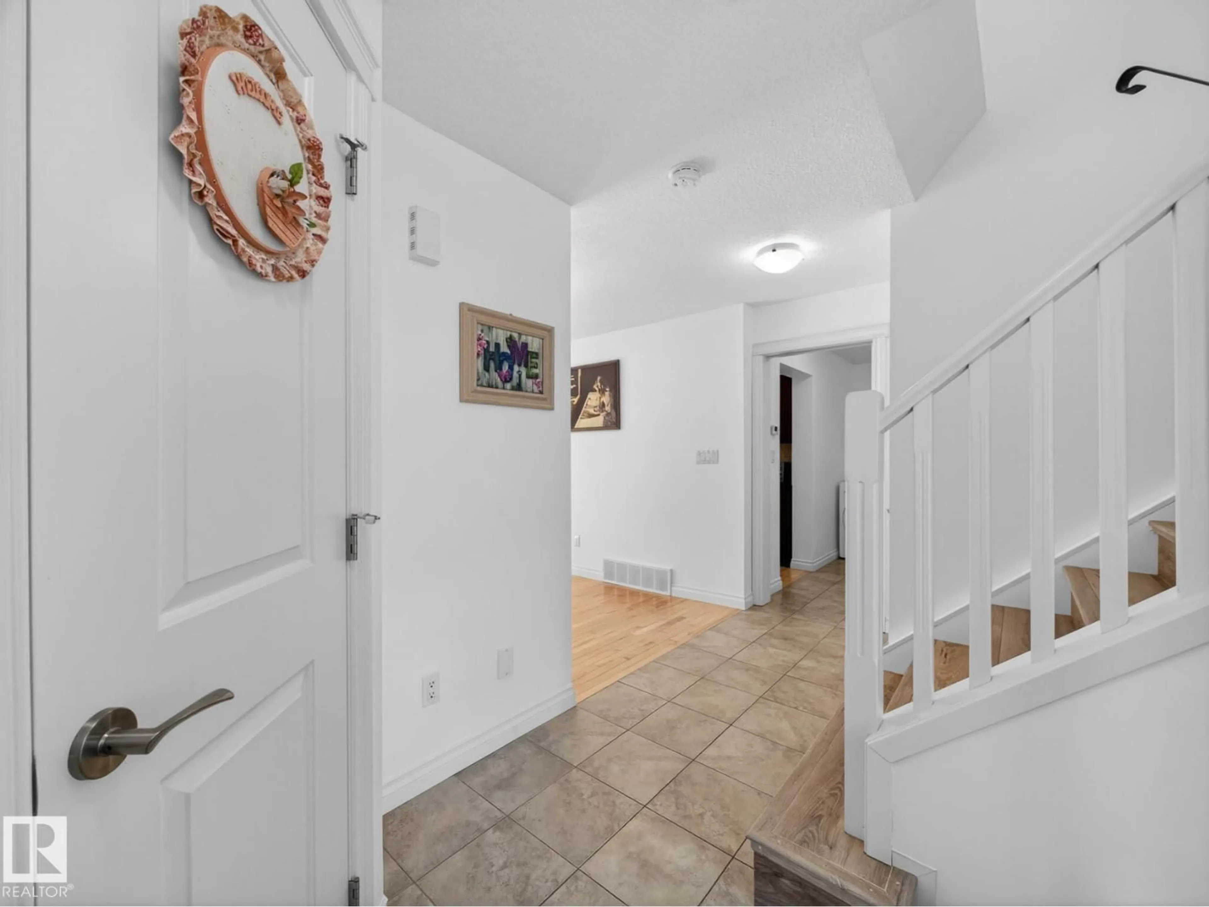 Indoor foyer for 718 ADAMS WY, Edmonton Alberta T6R5K2