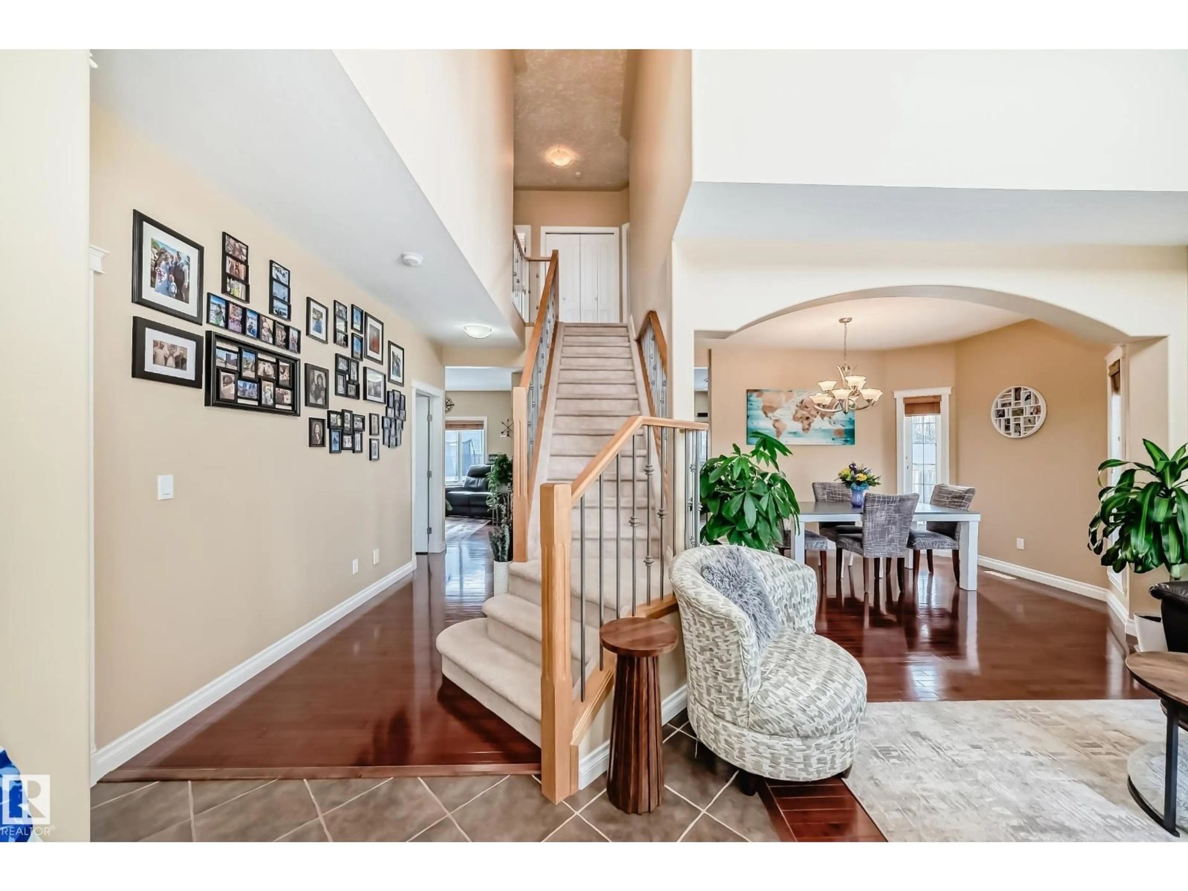 Indoor entryway for 6903 38 AV, Camrose Alberta T4V5A8